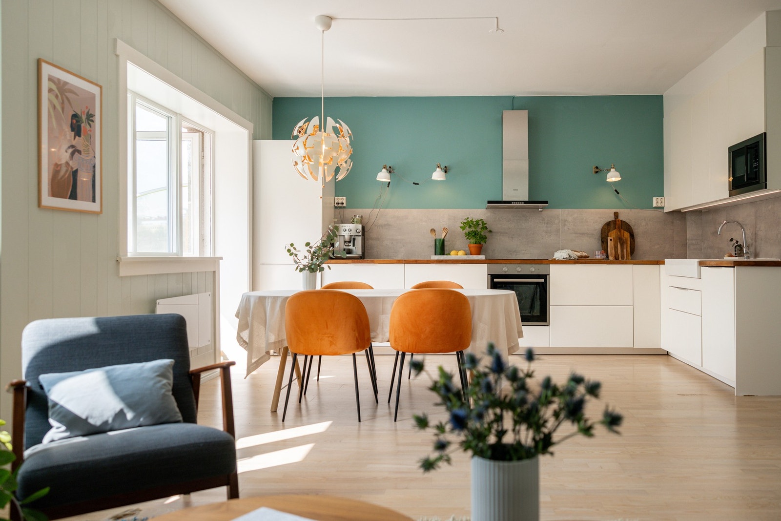 Kjøkkenet ligger i en fin og sosial åpen løsning med stuen. Galleribilde
