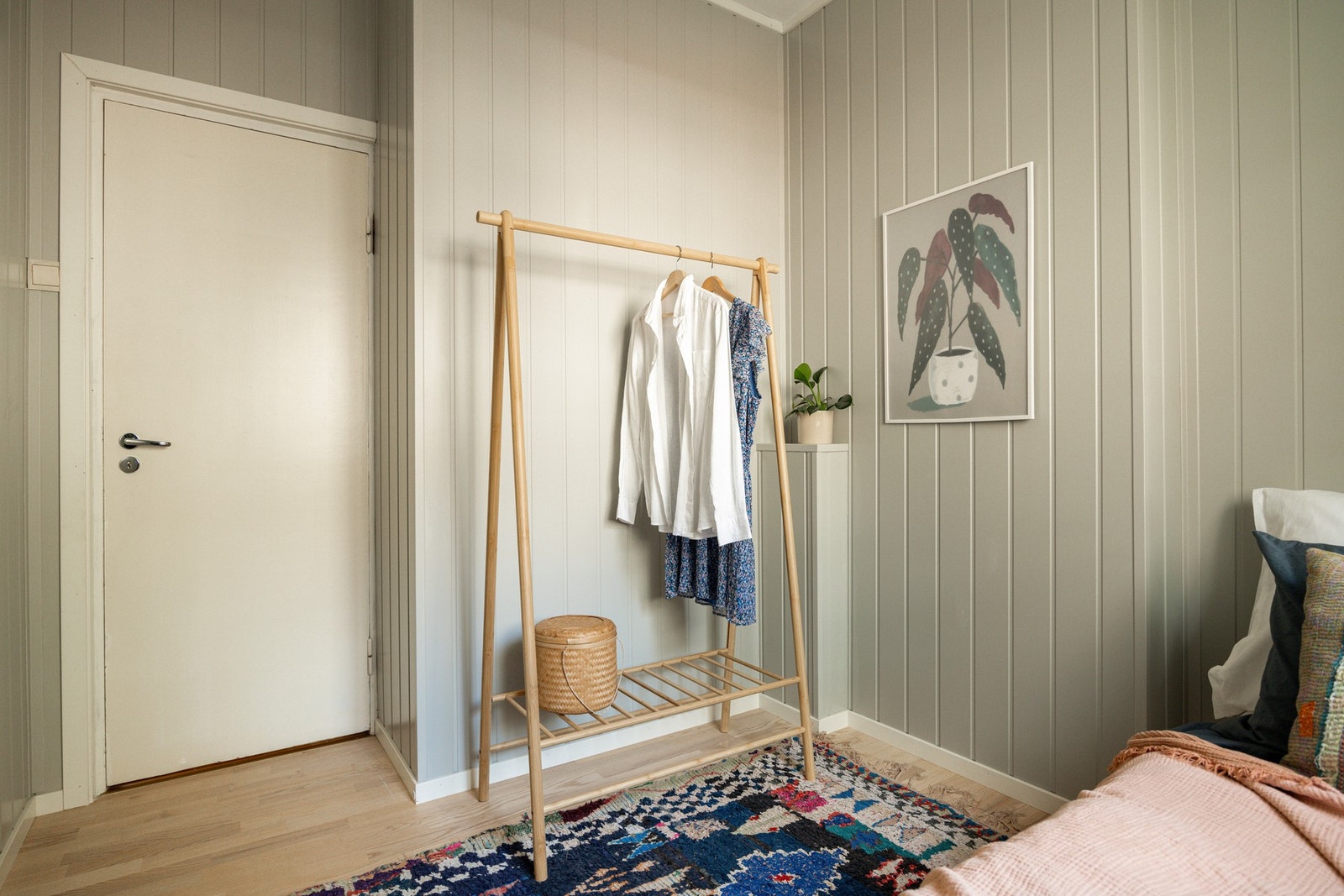 Også dette soverommet er malt i en nydelig lys farge. Galleribilde