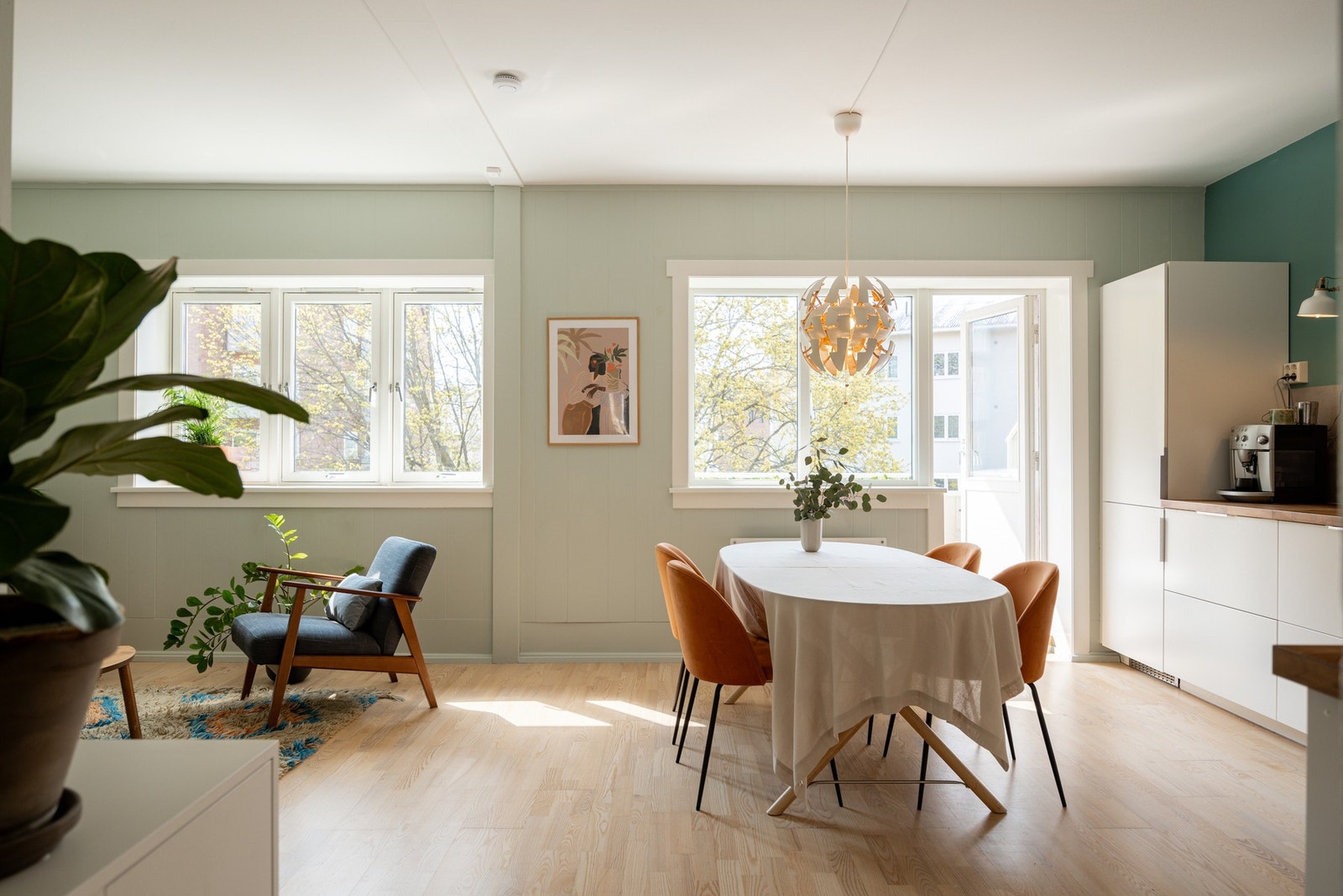De store vindusflatene mot syd sørger for rikelig med naturlig lys. Galleribilde
