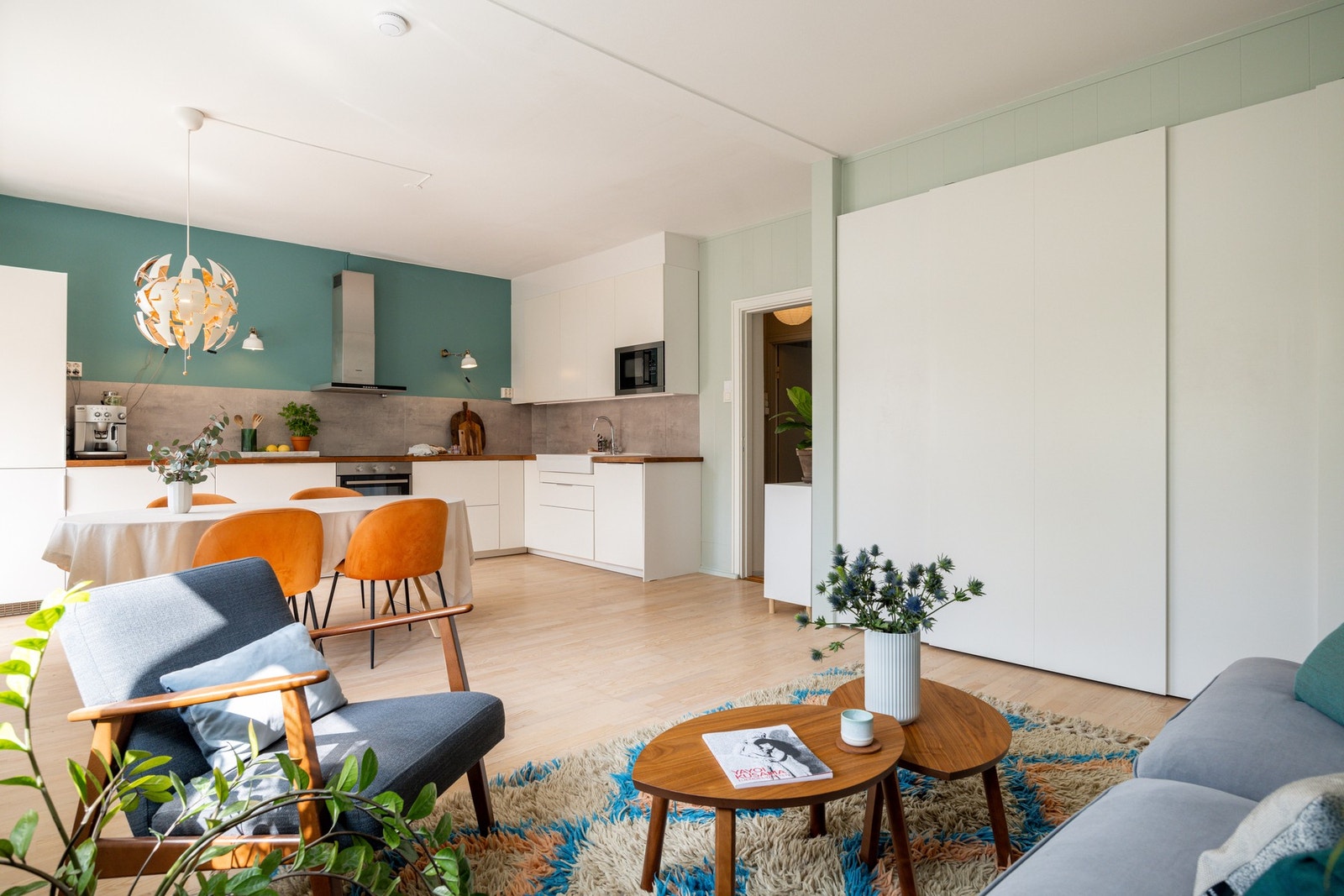 I stuen har du plass til sofagruppe med salongbord og et stort spisebord i tilknytning til kjøkkenet. Galleribilde