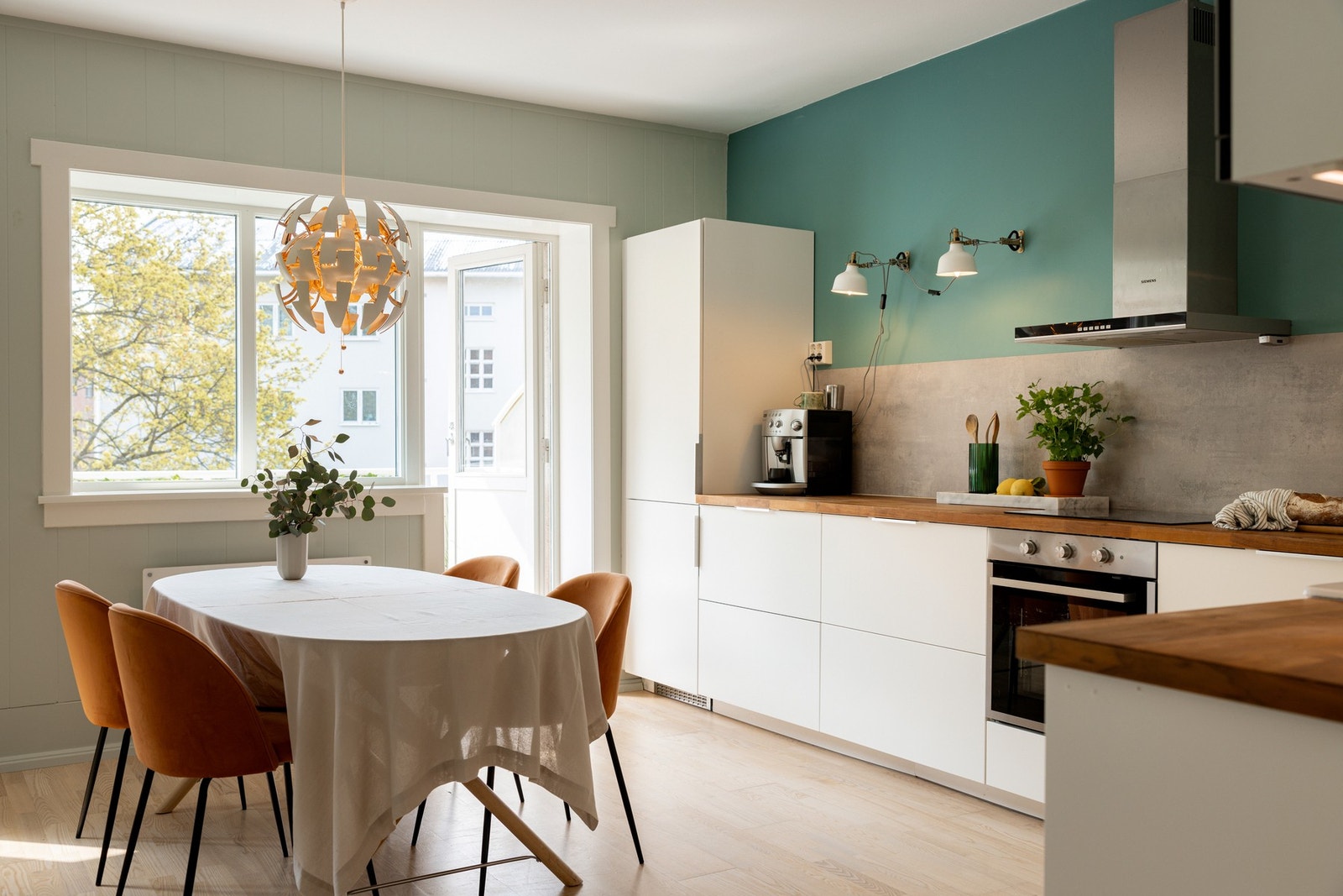 Alle vinduene i leiligheten har fine brede vinduskarmer for planter og dekor. Galleribilde