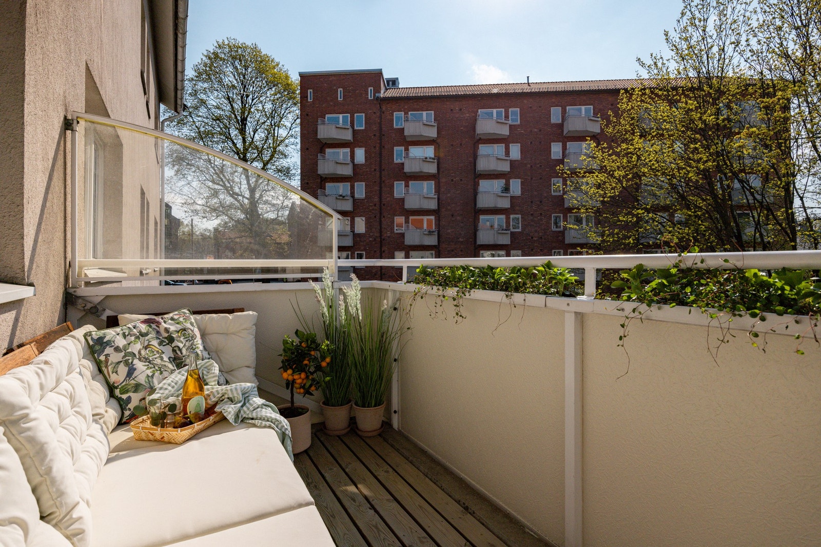 Balkongen har terrassebord på gulv og god plass til sittegruppe etter eget ønske og behov. Galleribilde