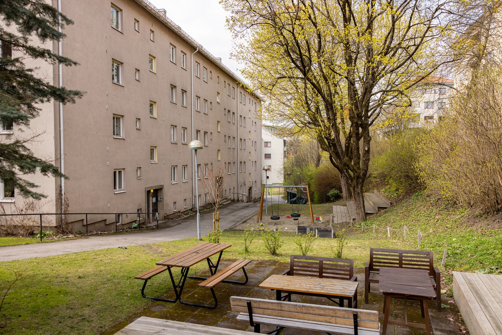 Felles tomt opparbeidet med blant annet asfalterte internveier, gressplen, trær, prydbusker og diverse beplantning. Lekeomeråde og sittegrupper. Galleribilde