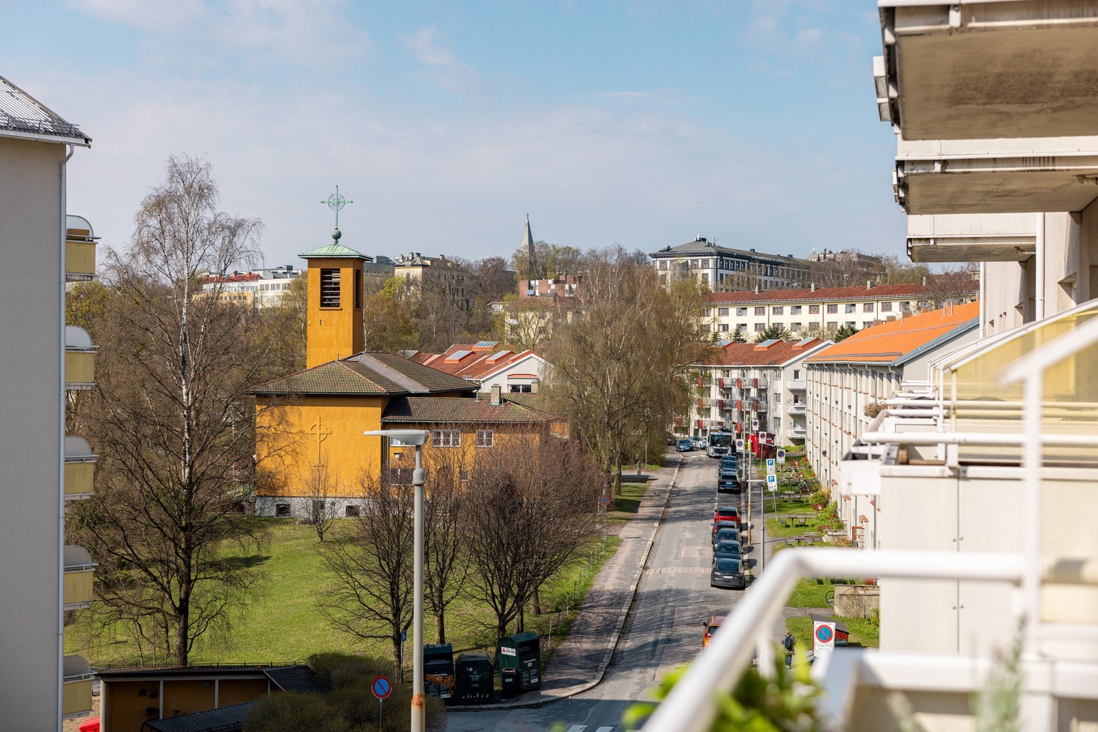 Hyggelig utsyn mot toppen av Ilaparken som er en stor, flott og frodig park. Galleribilde