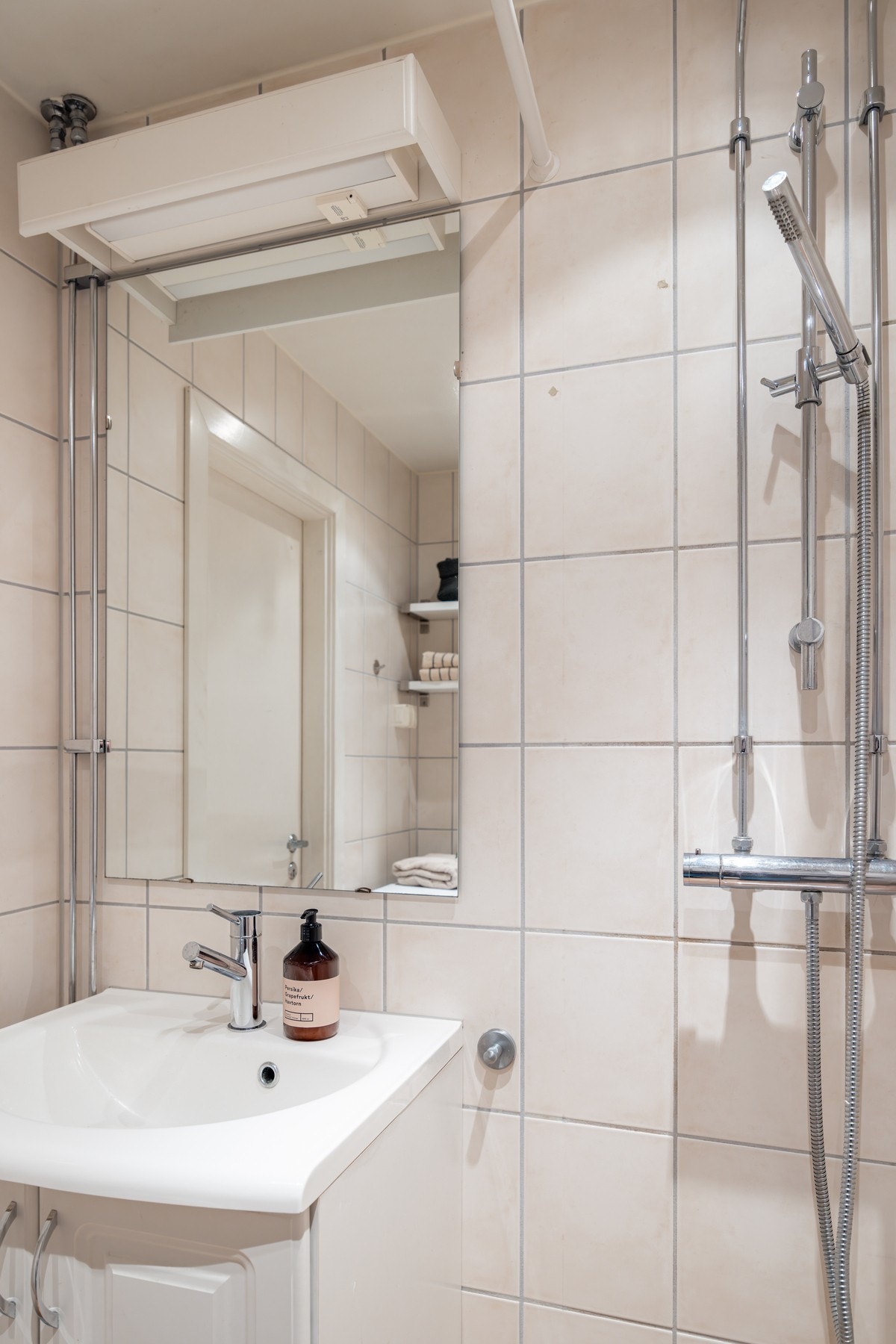 Badet har fliser på gulv og vegger, deilig gulvvarme og downlights i himlingen. Galleribilde