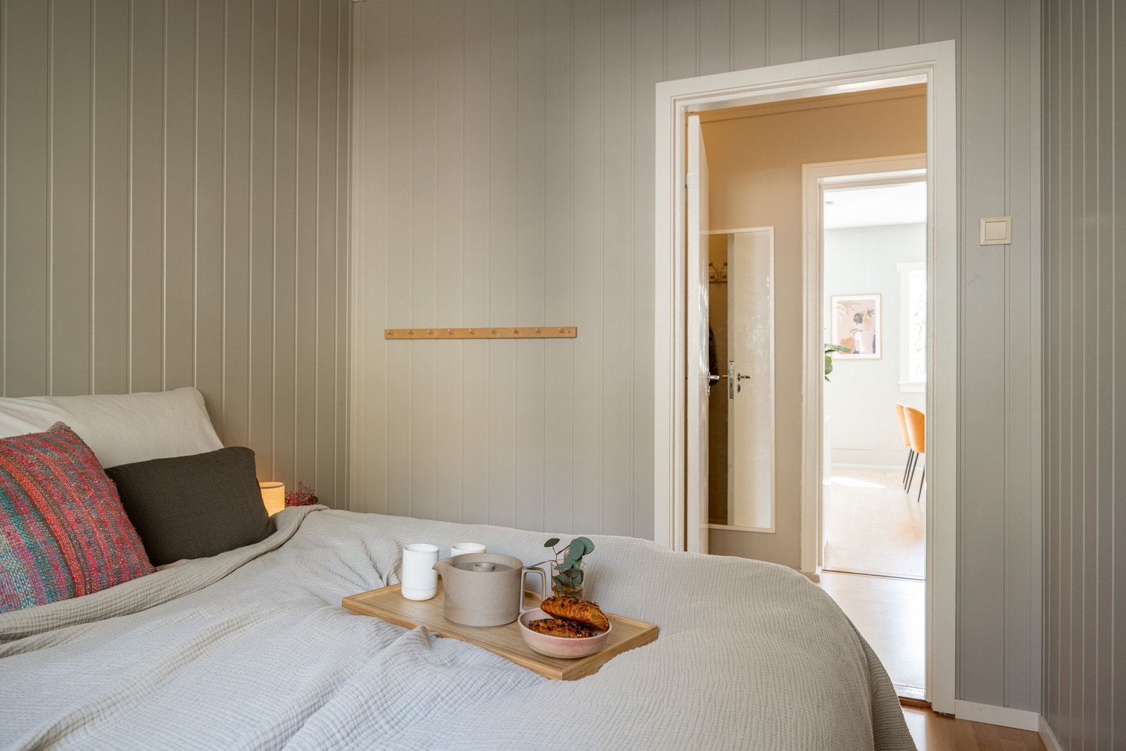 Soverommet er malt i en lys og lun farge. Galleribilde