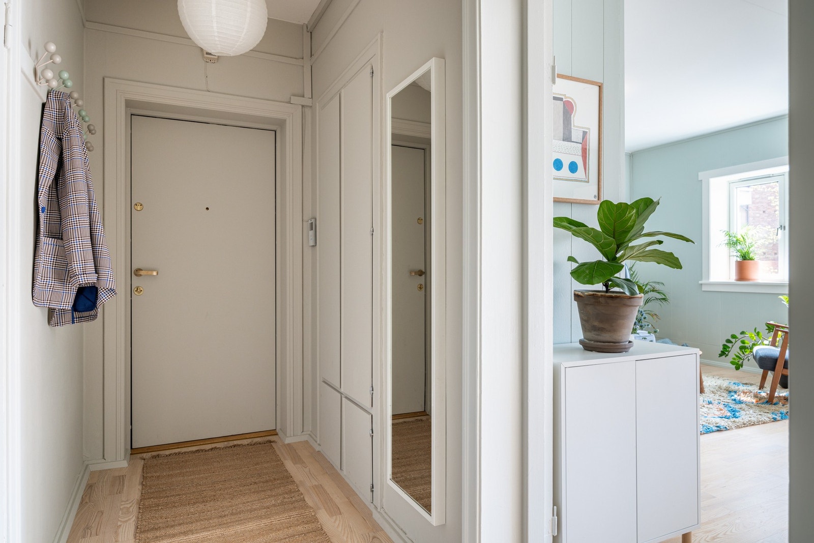 Du ønskes velkommen inn i en lys og hyggelig entré. Oppbevaringsplass i innebygd skap. Galleribilde