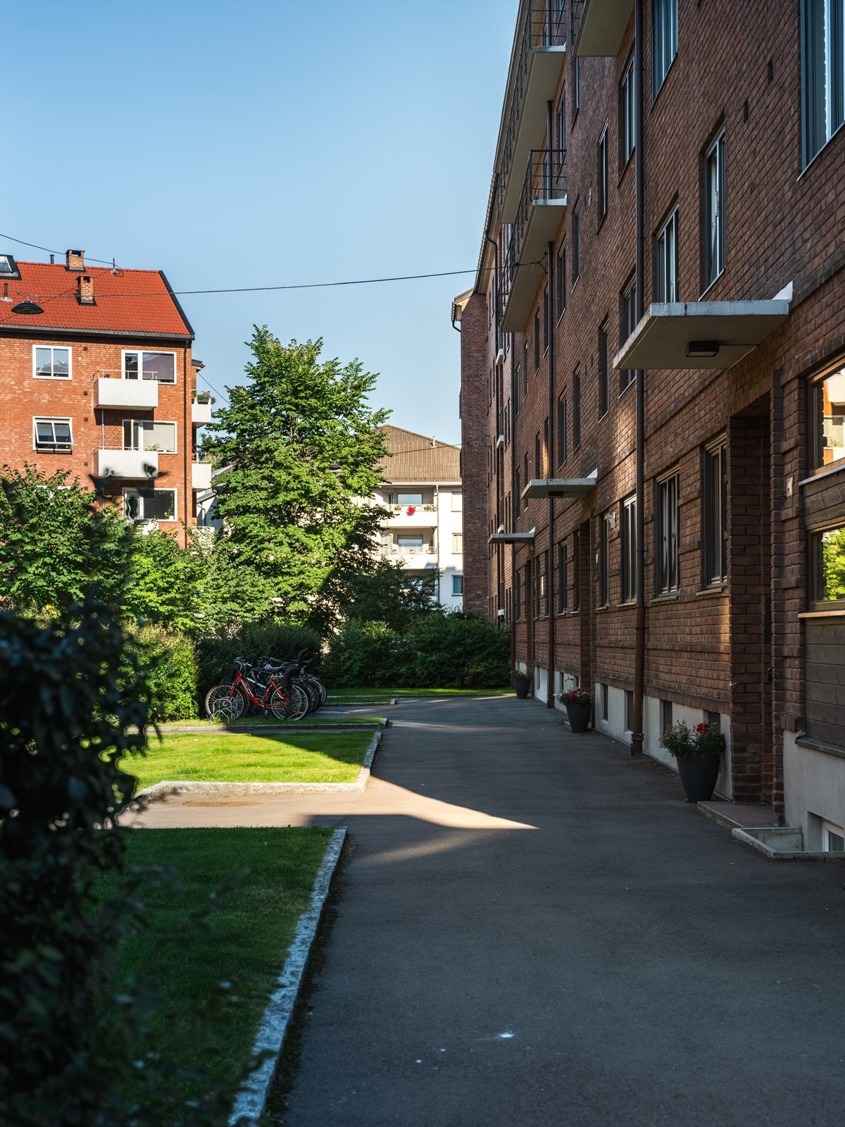 Det er beboerparkering i området. Ved anskaffelse av beboerparkering kan man parkere døgnet rundt. Galleribilde