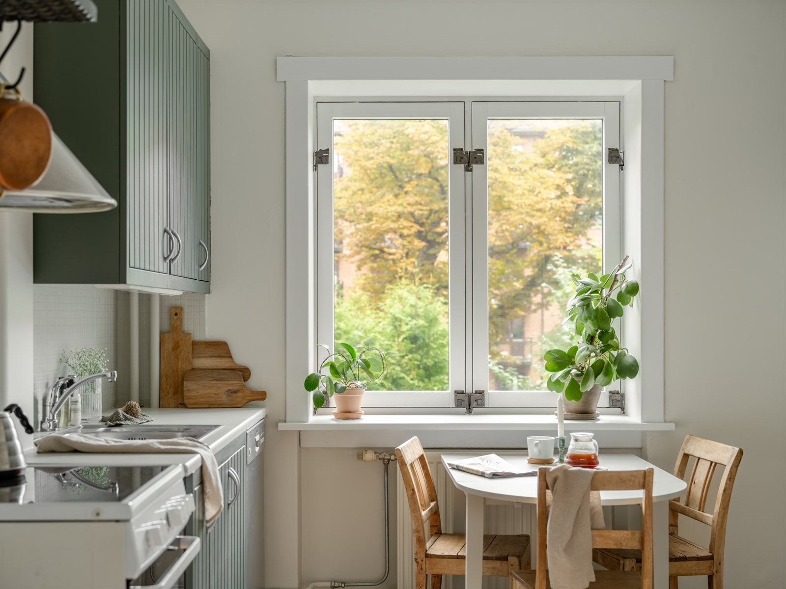 Spiseplassen ved vinduet er ypperlig for hyggelige frokoster eller kjappe middager i en hektisk hverdag. 3-lags isolerglass vinduer i kjøkken og soverom er nye i 2024. Galleribilde