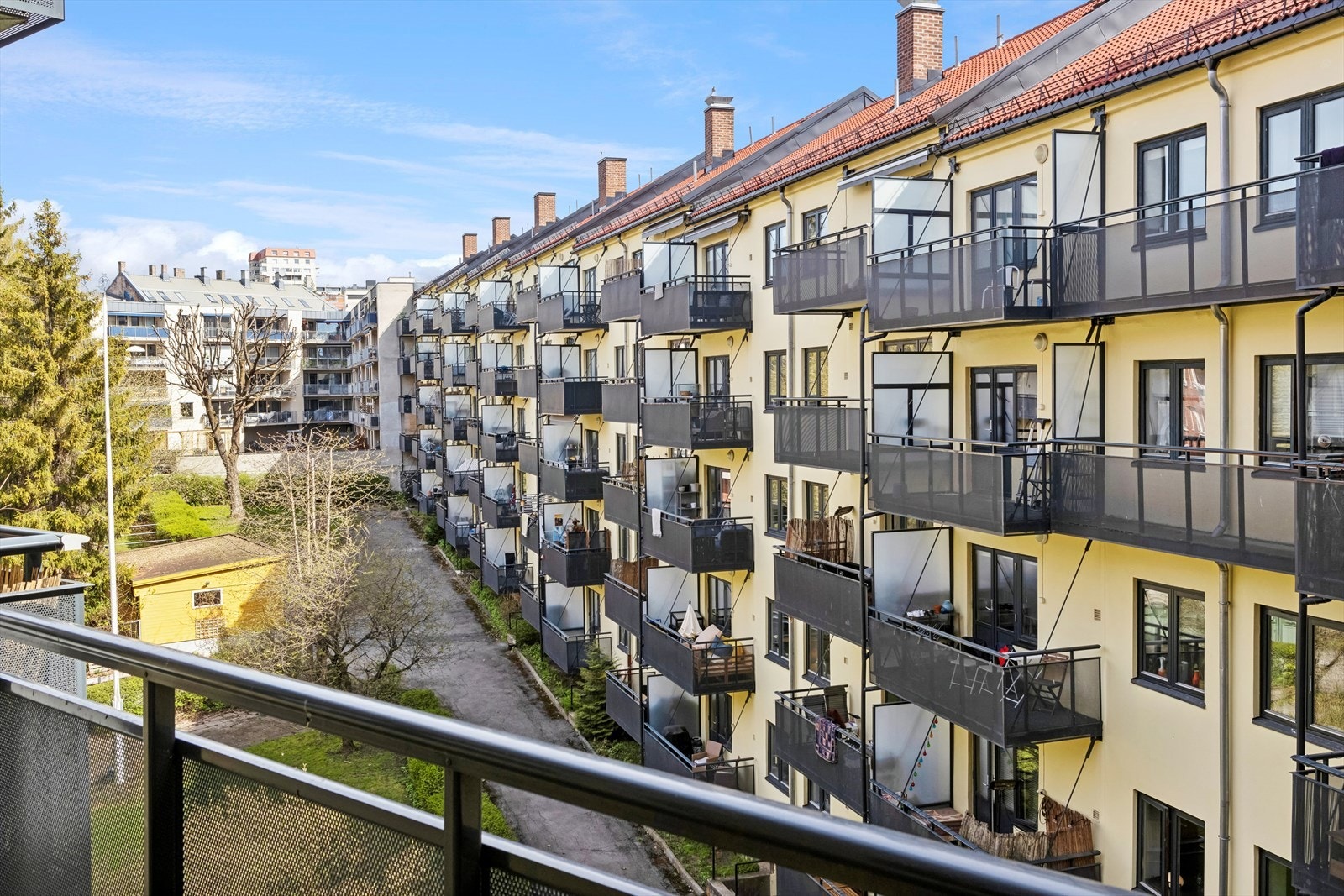 Hyggelig bakgård med grill og benker for beboere. Dette bookes via facebook siden til laget. Galleribilde