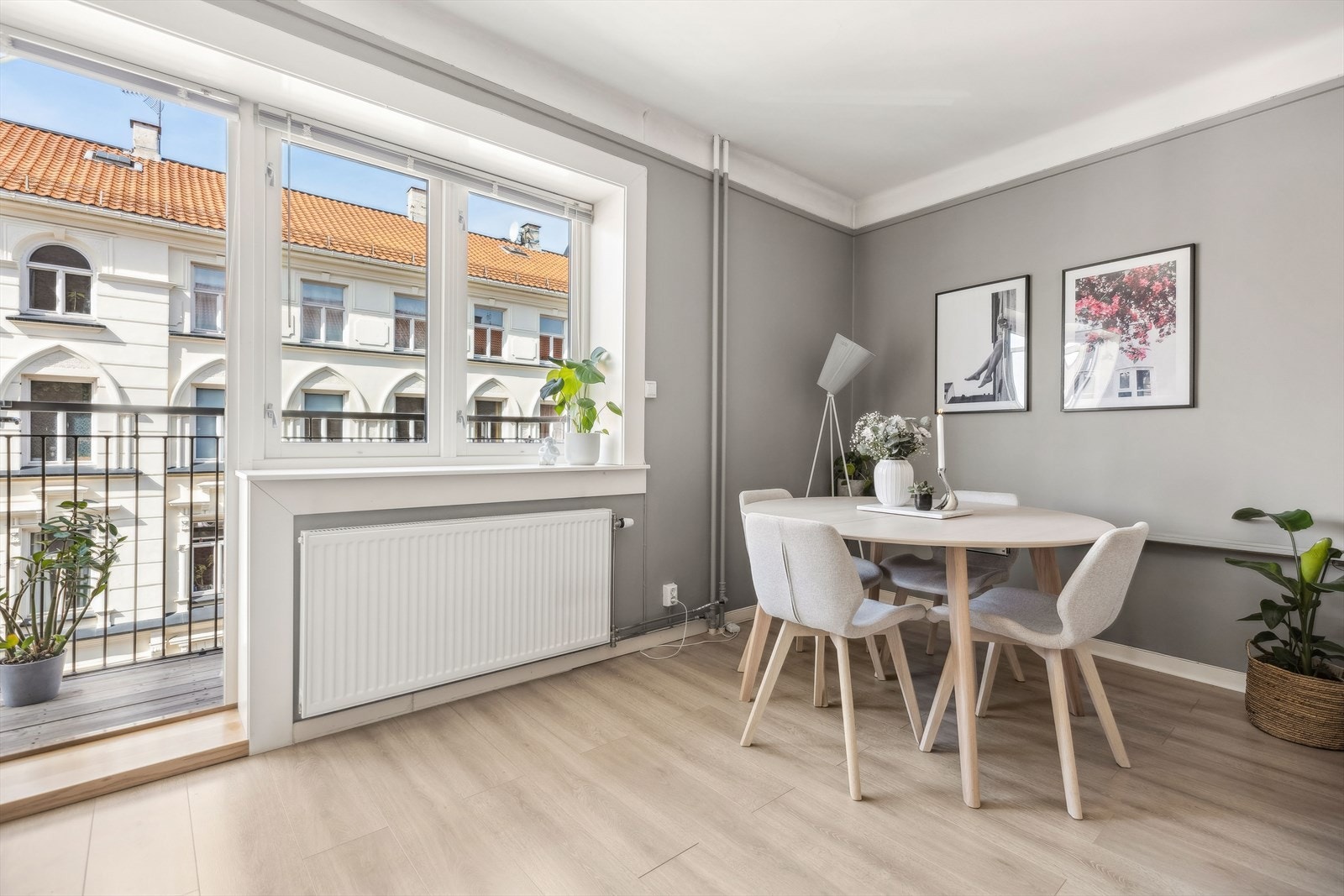 Stuen er lys og romslig i et dempet fargevalg malt 2022. Galleribilde