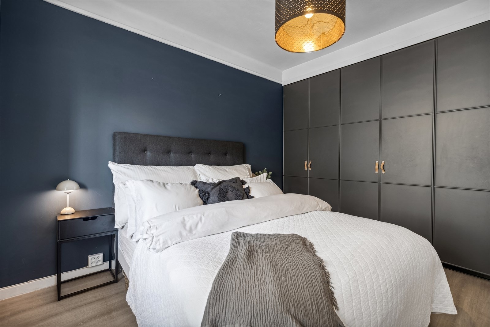 Stor garderobeløsning, her også med automatisk innvendige lys i alle skap på soverom. Galleribilde