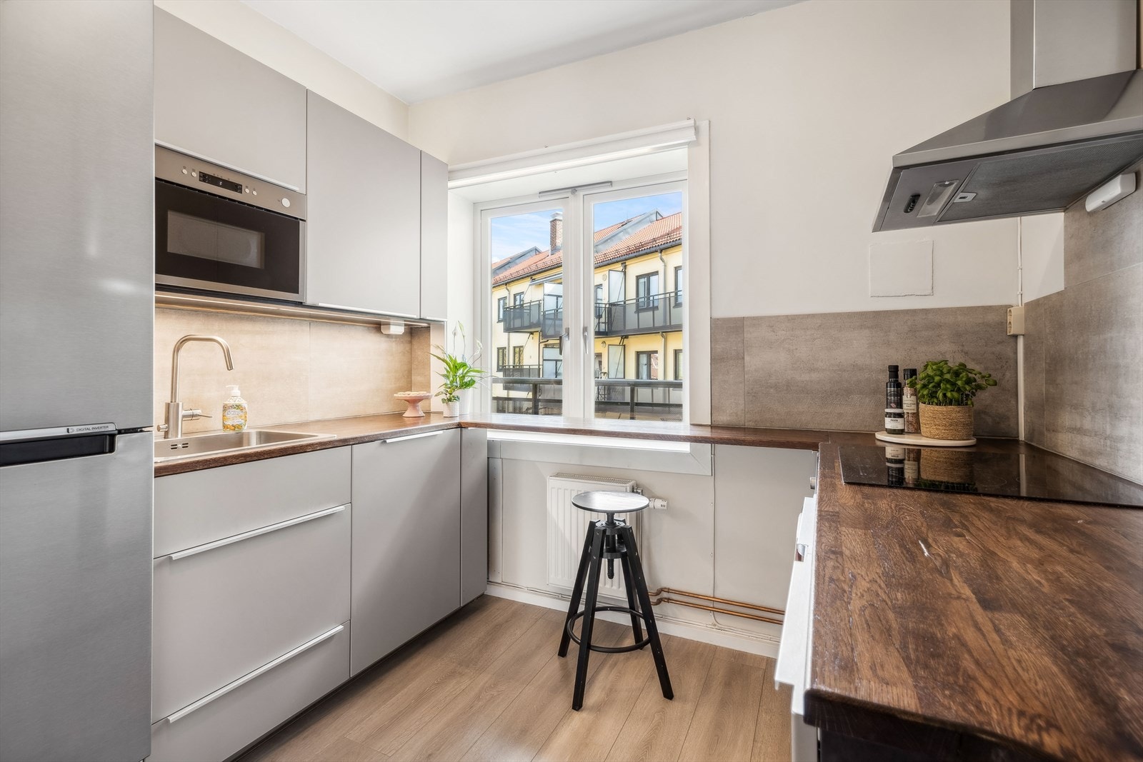 Separat kjøkken fra 2018 med automatisk innvendig lys i skuffer og skap. Kjøleskap kan følge salget. Galleribilde