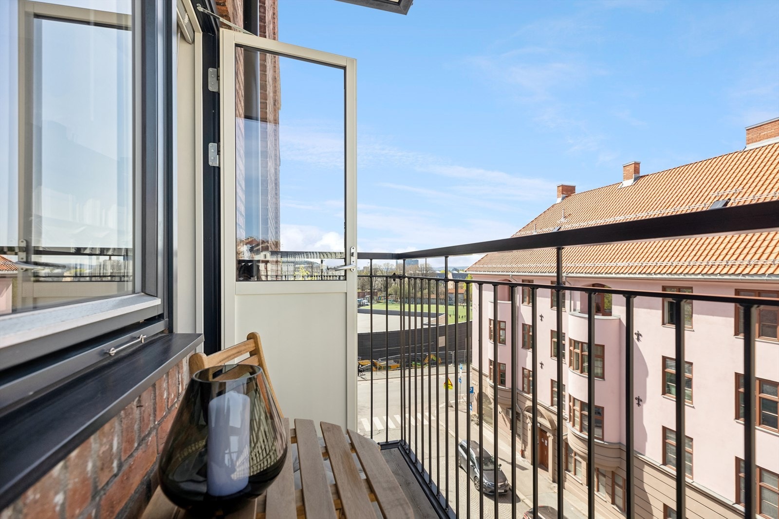 Plass til sittegruppe og liten grill. Galleribilde