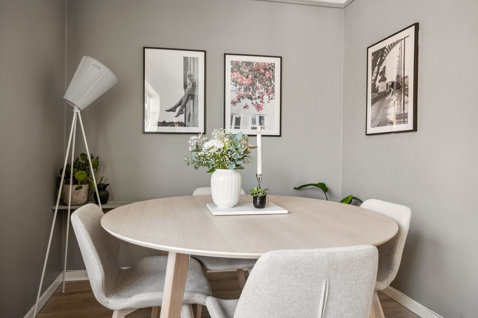 God plass til stor spisegruppe i stue. Galleribilde