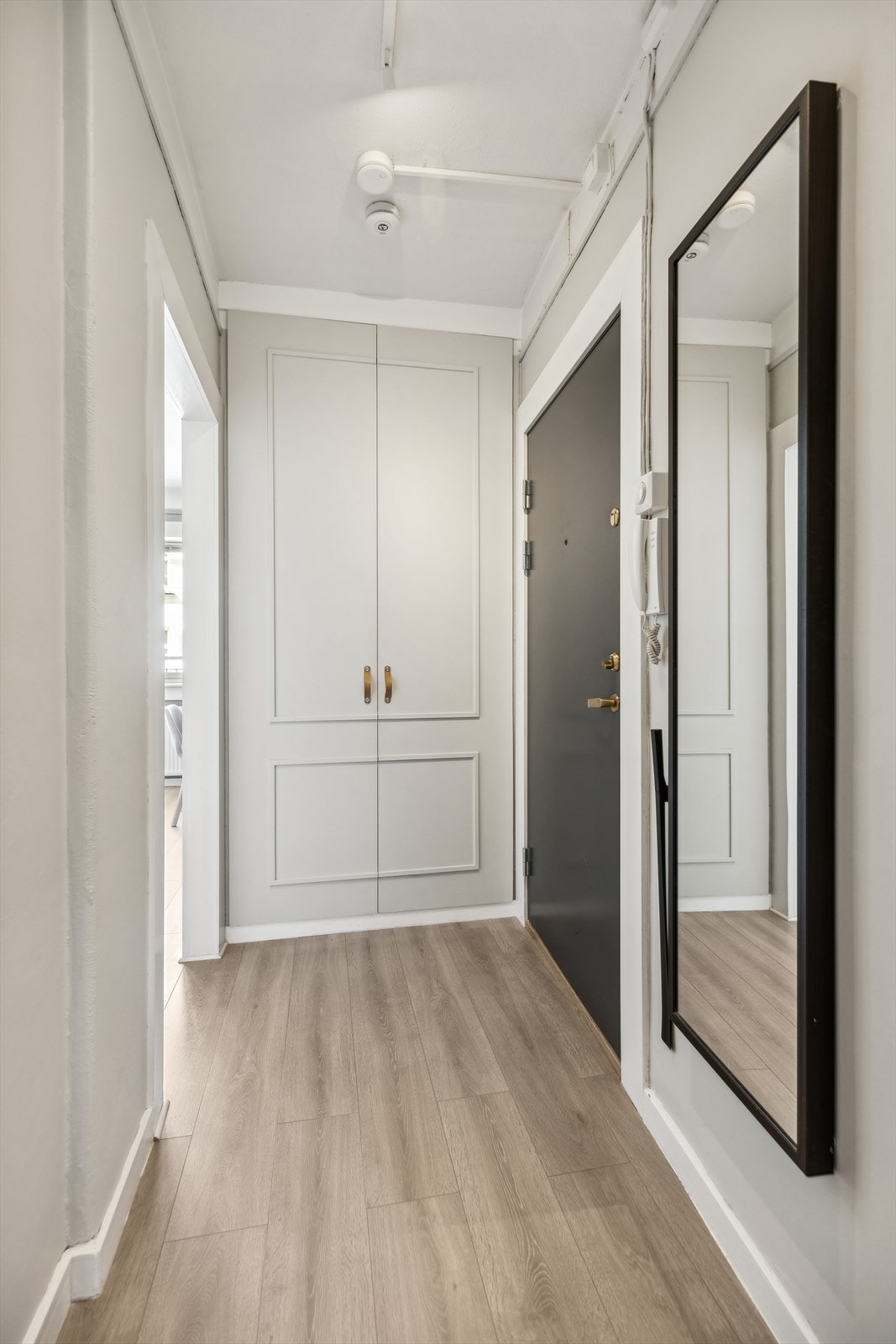 Velkommen til ditt nye hjem! Entrè har garderobe/innvendig kott med mye oppbevaringsplass. Galleribilde