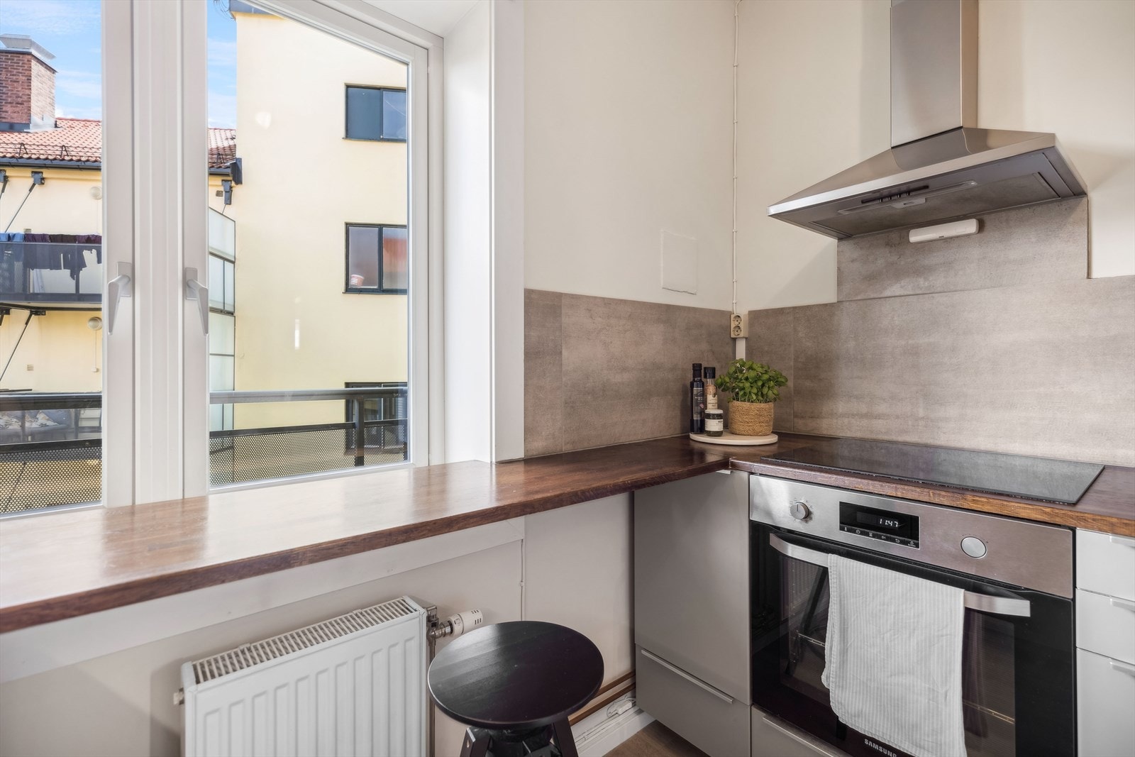 Godt med skap -og benkeplass på kjøkken. Galleribilde