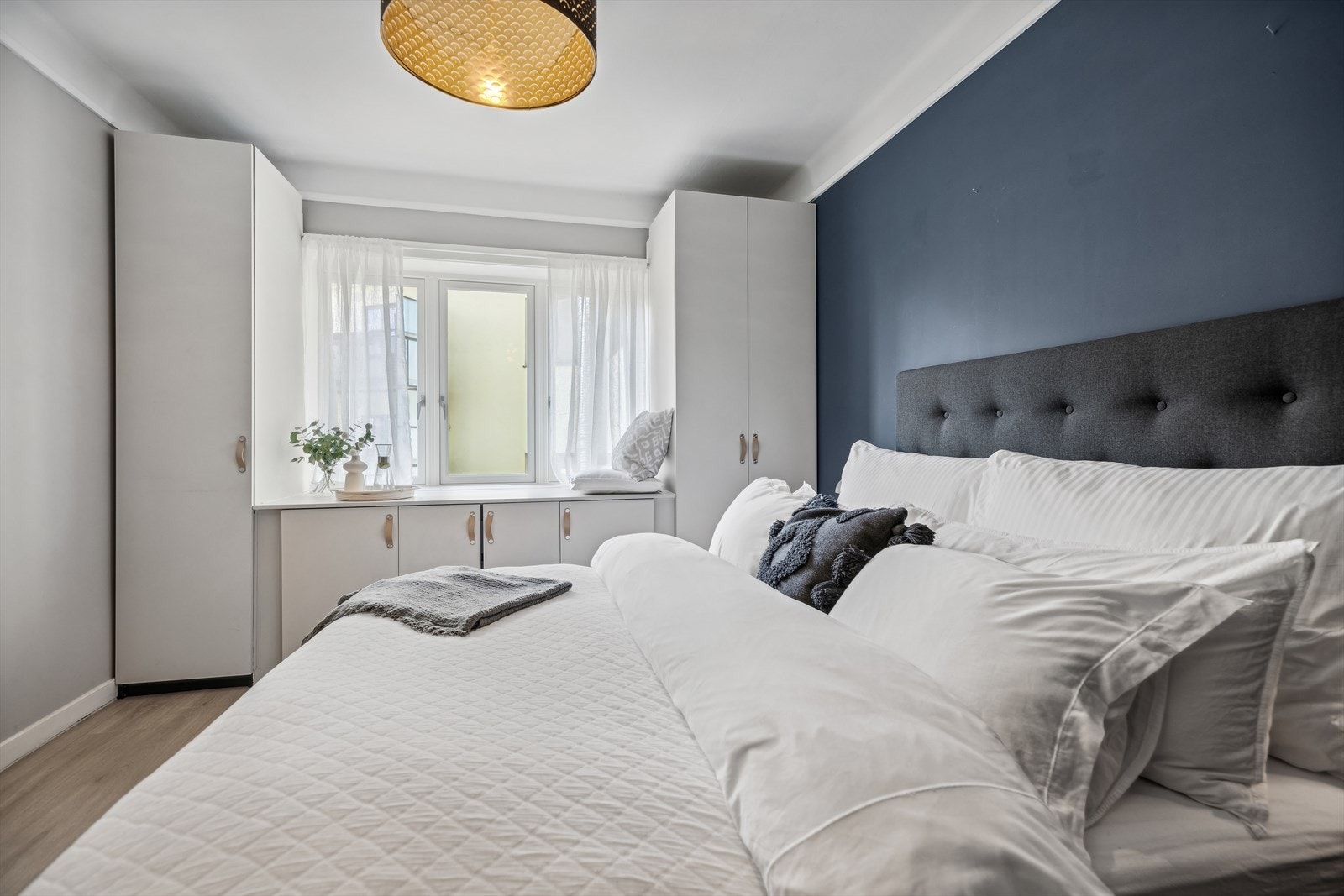 Plassbebygde skap med praktisk benk som fint kan brukes som lesehjørne sene høstkvelder. Galleribilde