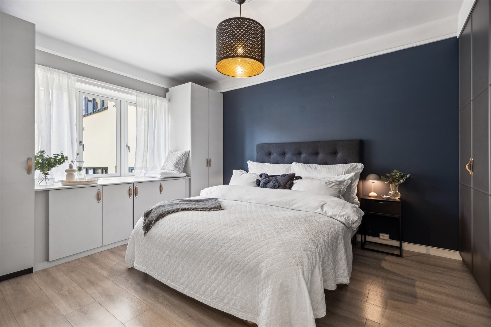 Romslig soverom med god plass til dobbeltseng og nattbord. Galleribilde