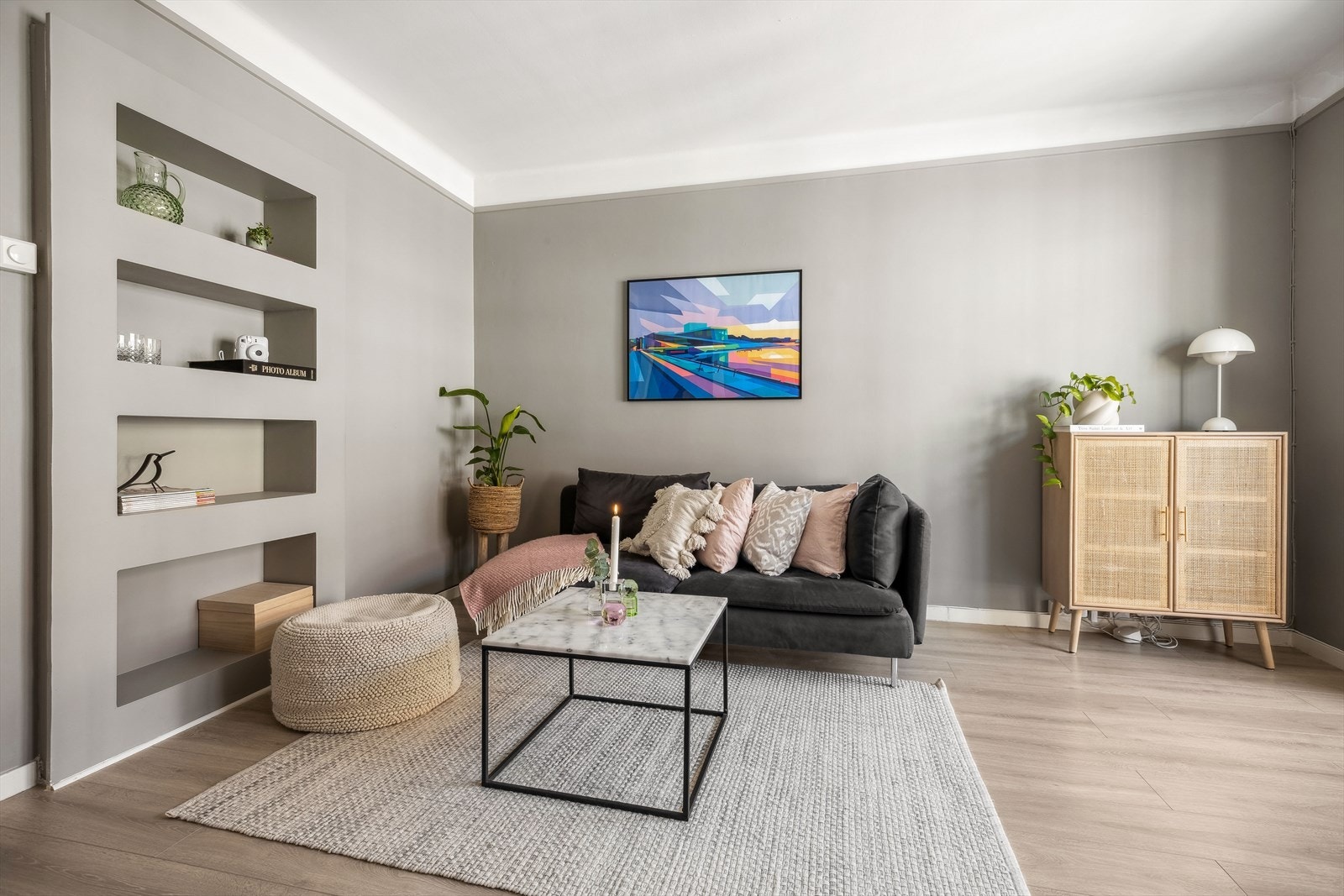 God planløsning med naturlig plass for inndeling av soner mhht. TV, sofa og spisebord. Galleribilde