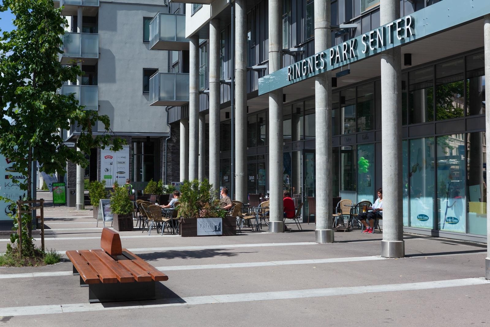 I Ringes Park bygget har du Meny, Sats, Mestergrønn, Apotek, frisøre, Jernia, bakeri og kino Galleribilde