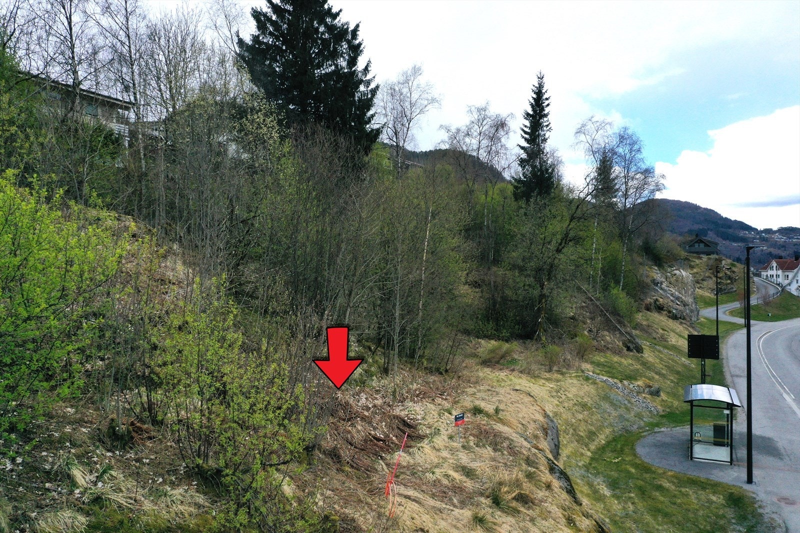 En sentrumsnær tomt hovedsakelig regulert for boligbebyggelse. Fra tomten er det kort vei til både skole, barnehage og Førde sentrum. Galleribilde