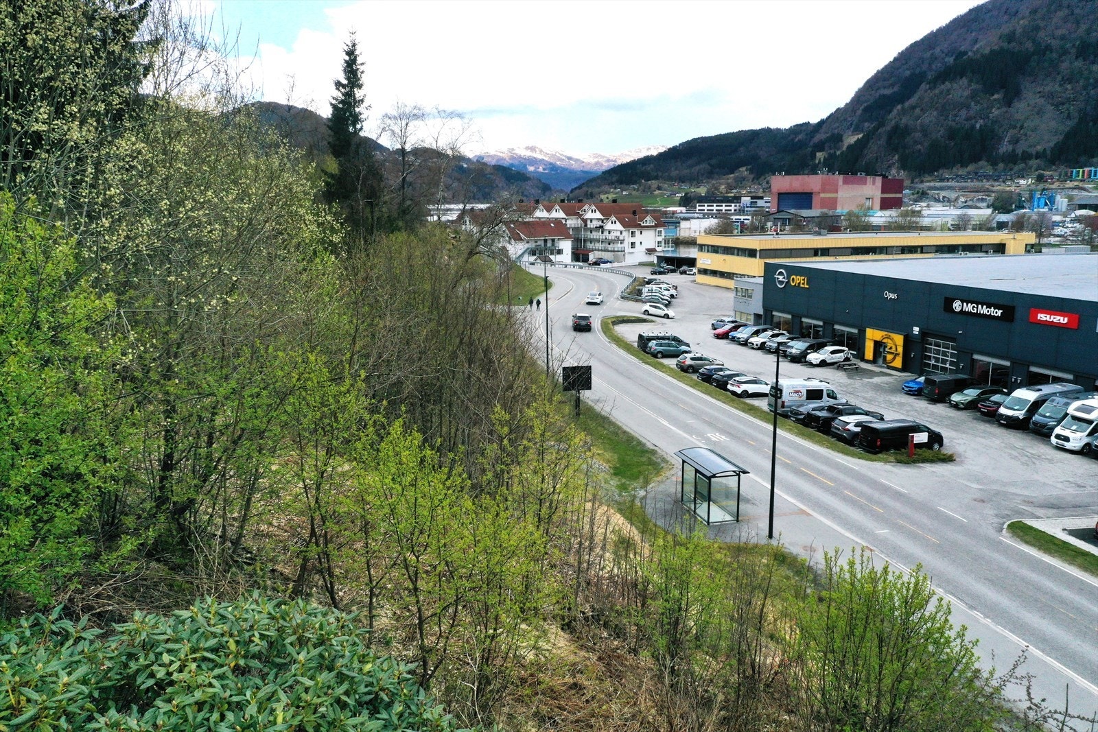 Fra tomten er det utsikt mot nord og vest. Kontakt megler for visning, eller ta turen på egenhånd! Galleribilde