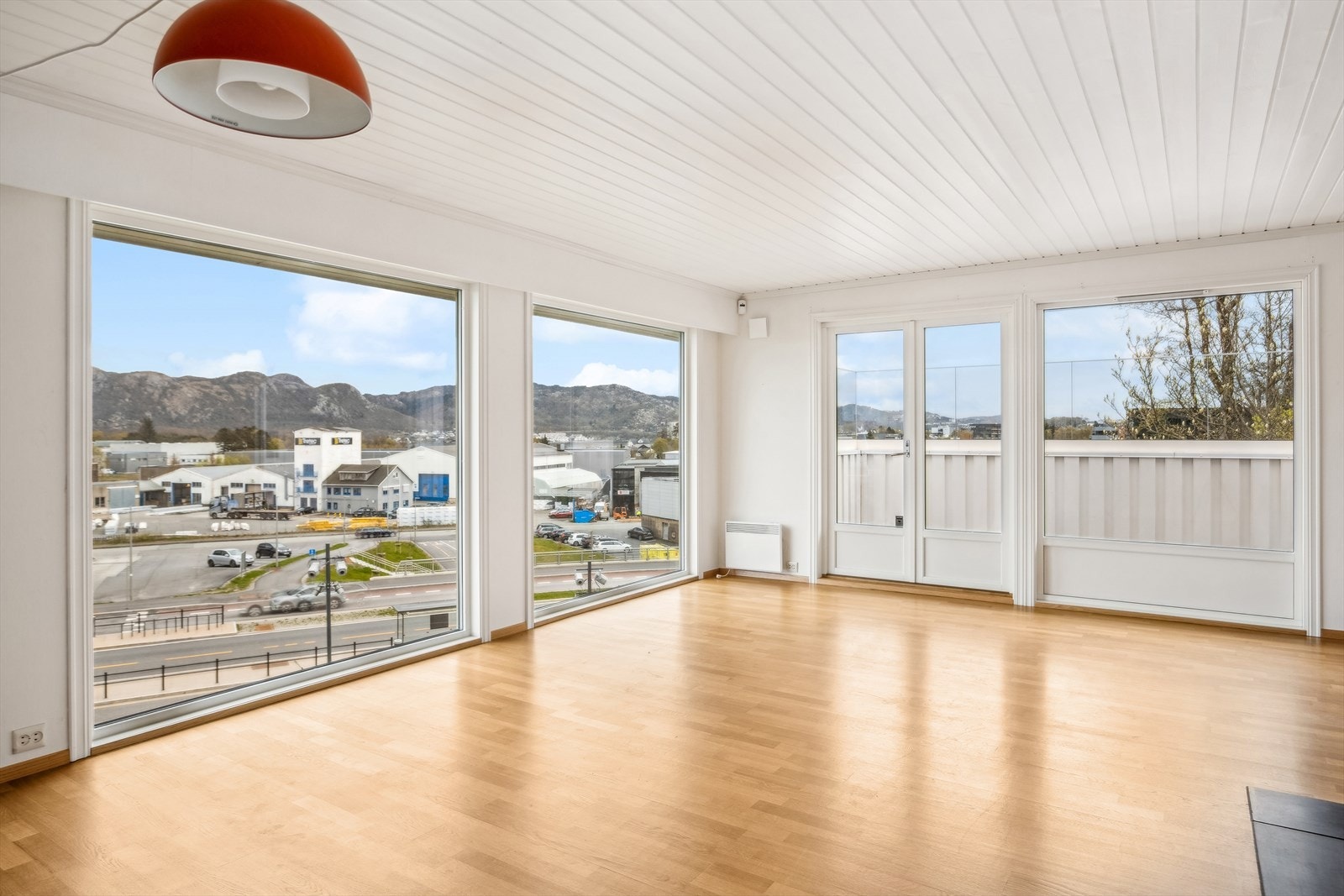 Stuen har flere store vinduer som nylig er skiftet Galleribilde