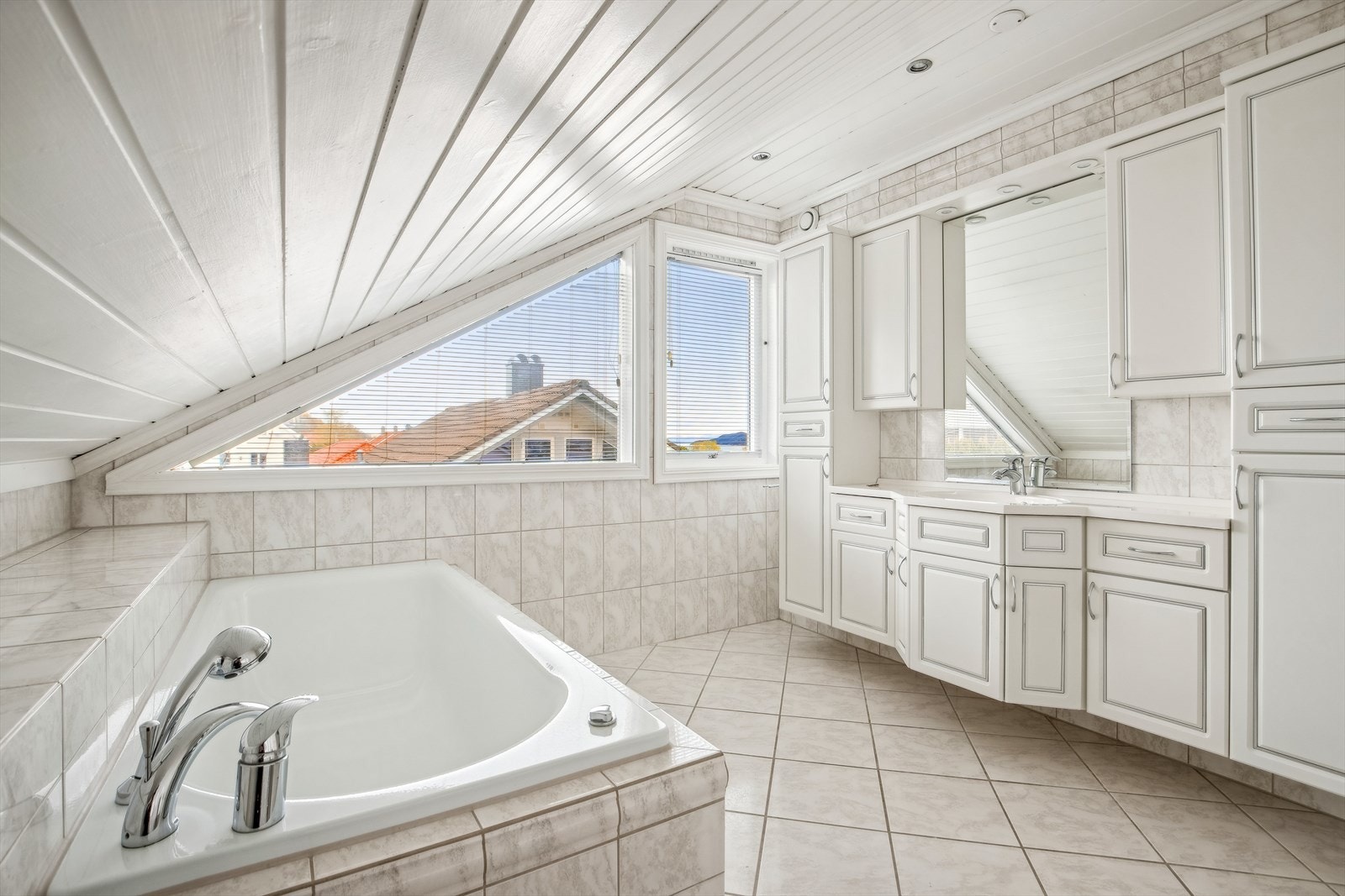 Hefliset baderom av god størrelse Galleribilde