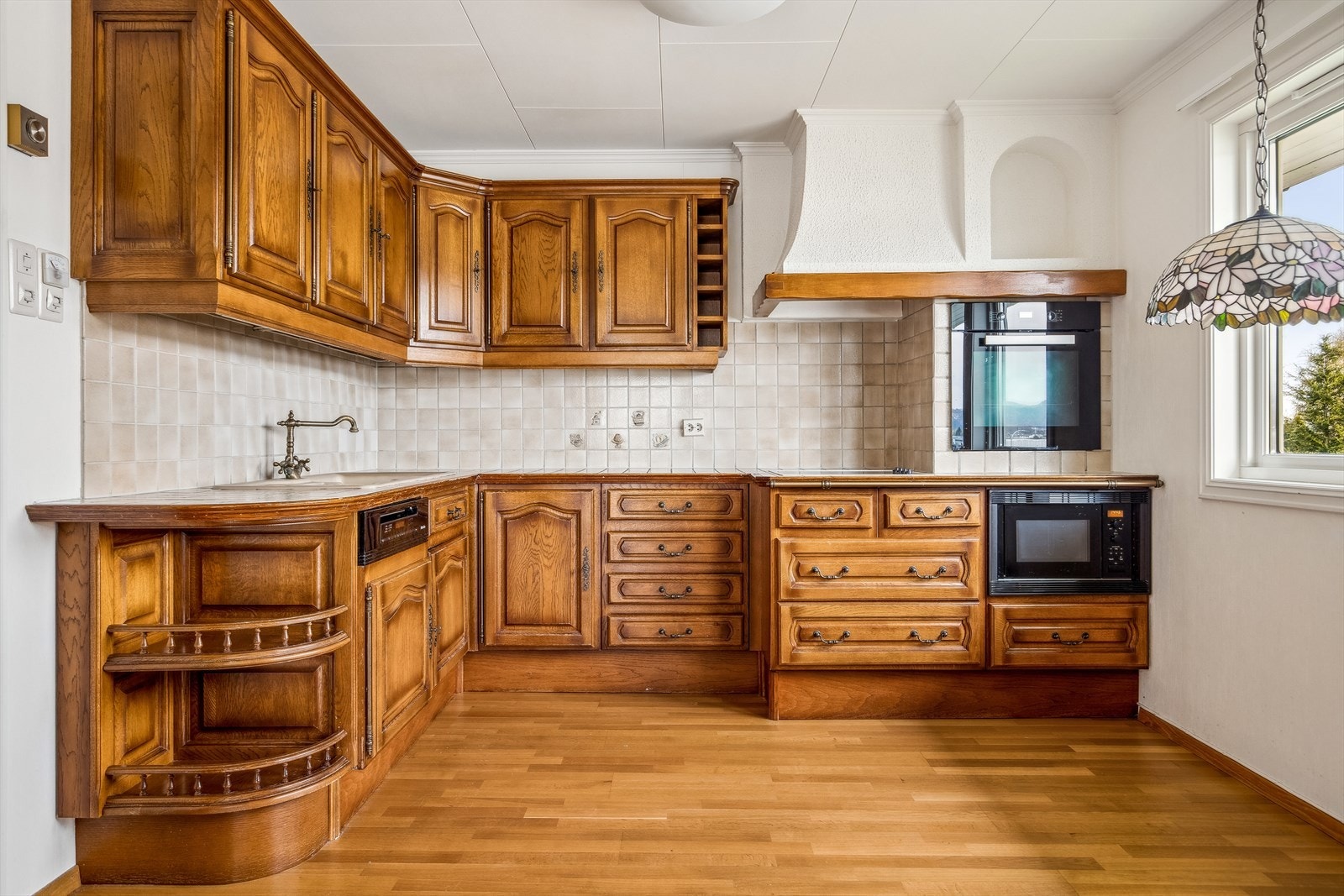 Kjøkken med god plass til oppbevaring i over- og underskap Galleribilde