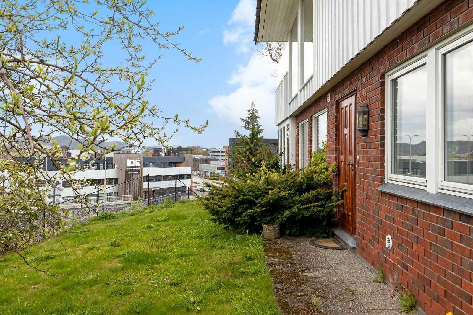 Hage og inngang til leilighet Galleribilde