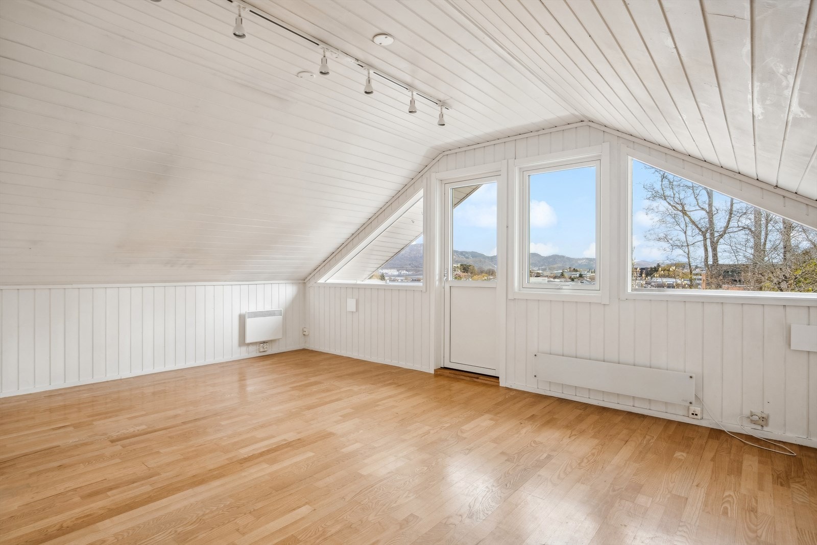 Loftstue med utgang til balkong Galleribilde