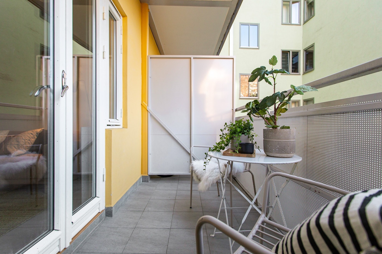 Romslig balkong Galleribilde