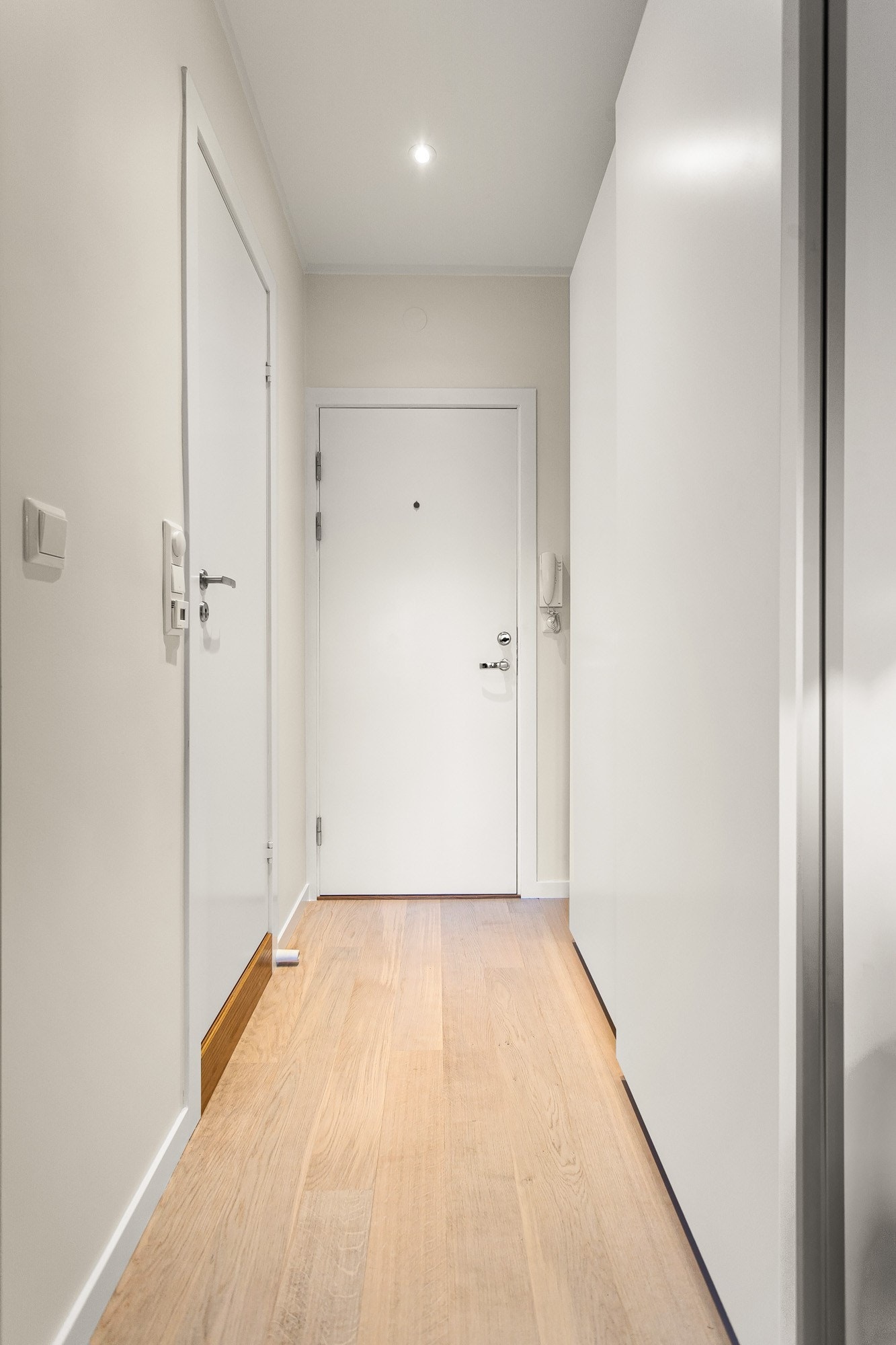 Gang med stor garderobe Galleribilde