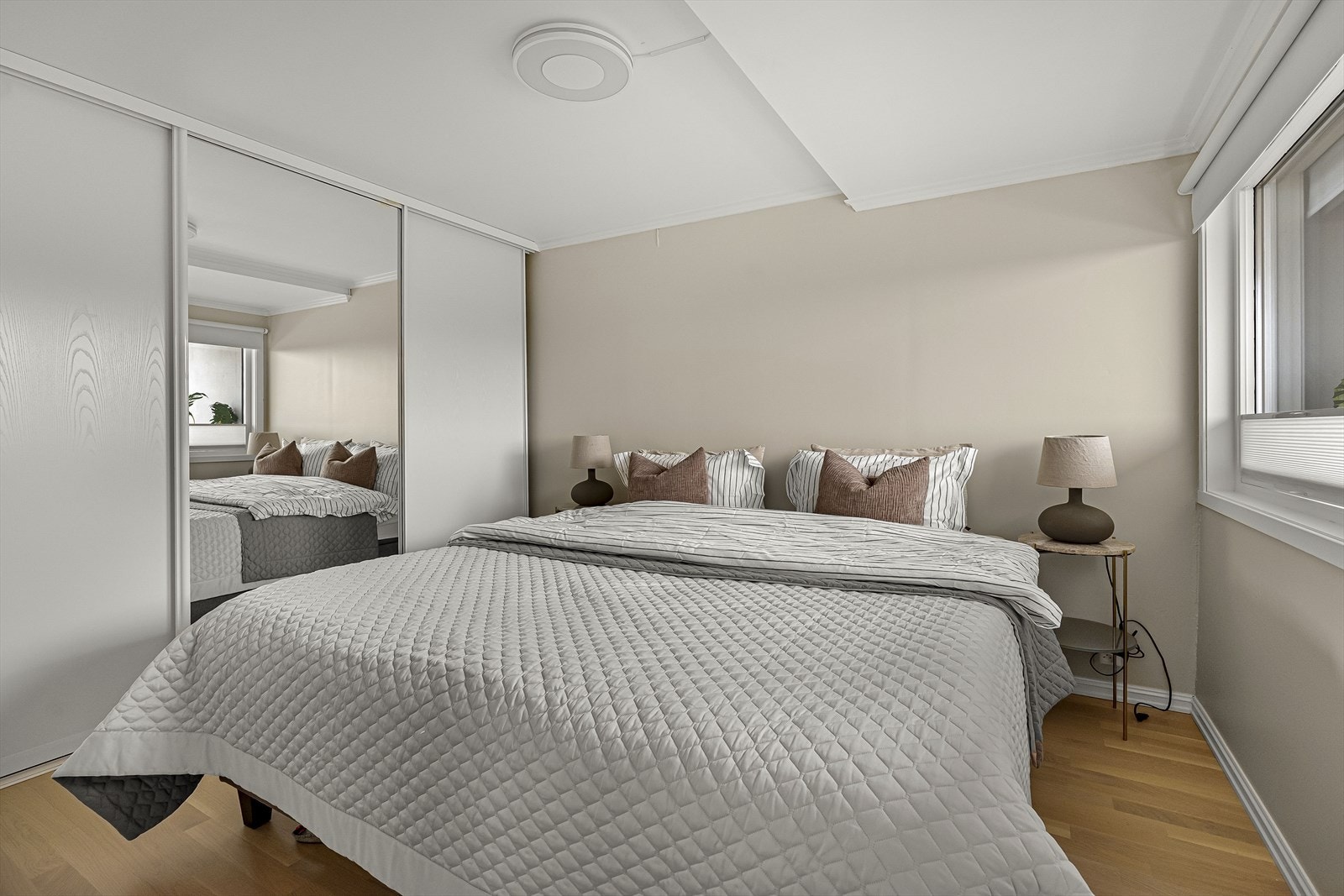 Hovedsoverom med stor garderobe Galleribilde