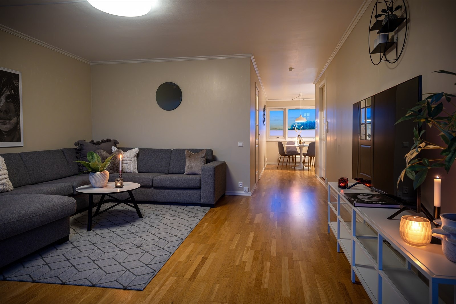 * Stuen er lys og romslig, samt lett å møblere Galleribilde