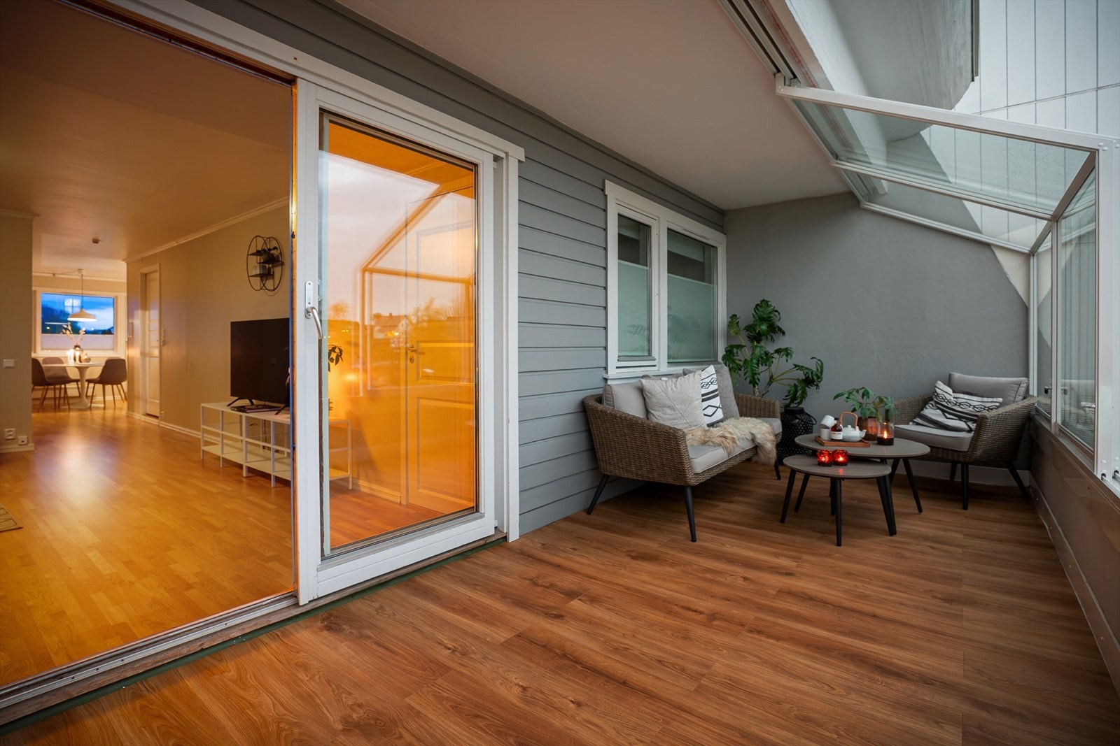 Fra stuen er det utgang til innglasset balkong hvor fine stunder kan nytes. Innglassing av balkong levert av Farstad glass, ferdigstilt i 2021 Galleribilde