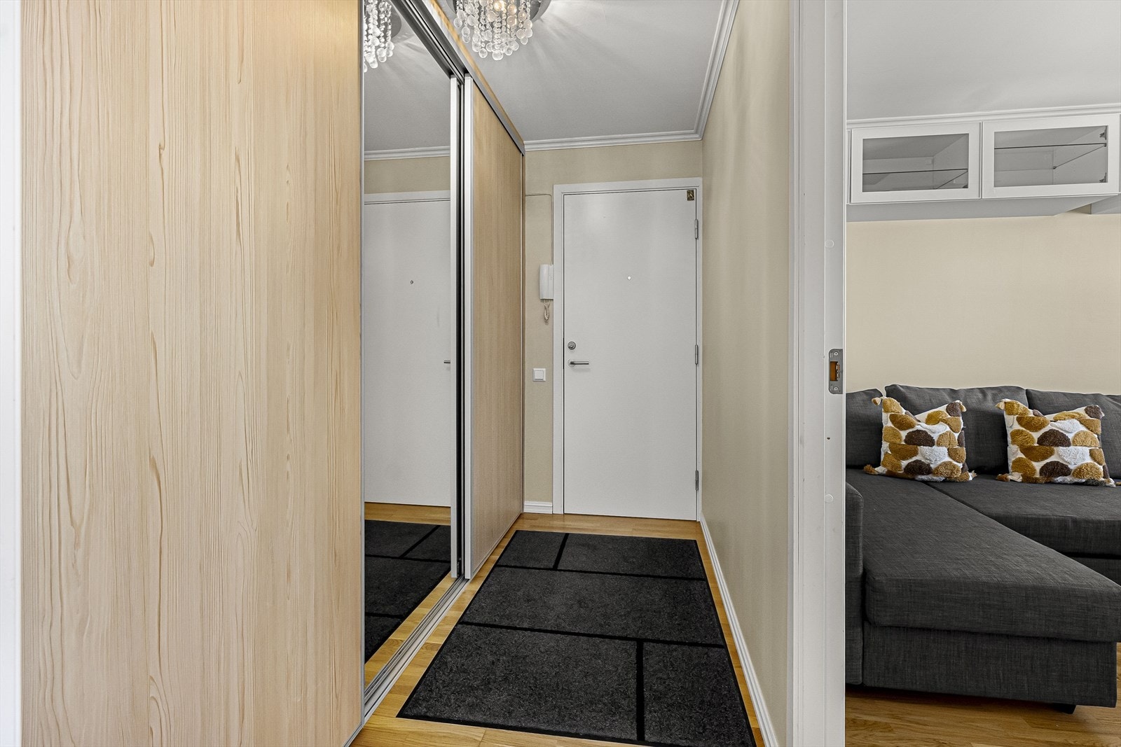 Fin gang med ny, romslig/stedstilpasset garderobeløsning Galleribilde