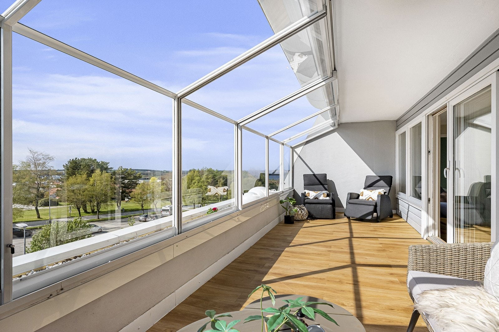 Nydelig vestvendt innglasset balkong med meget gode sol- og utsiktsforhold Galleribilde