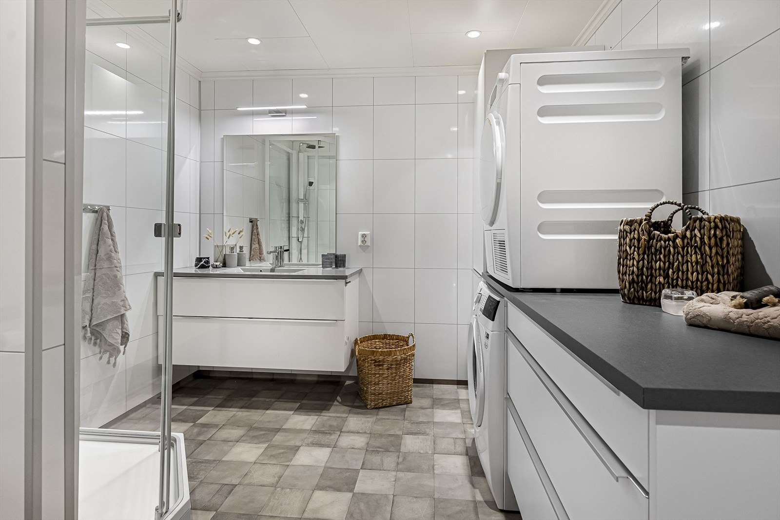 Pent bad med egen vaskeromsnisje Galleribilde