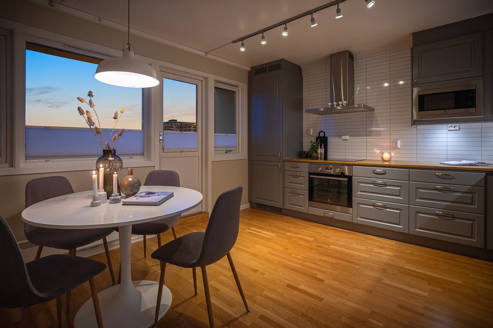 Kjøkkenet er romslig og har god skap- og benkeplass, samt god plass til spisebord Galleribilde