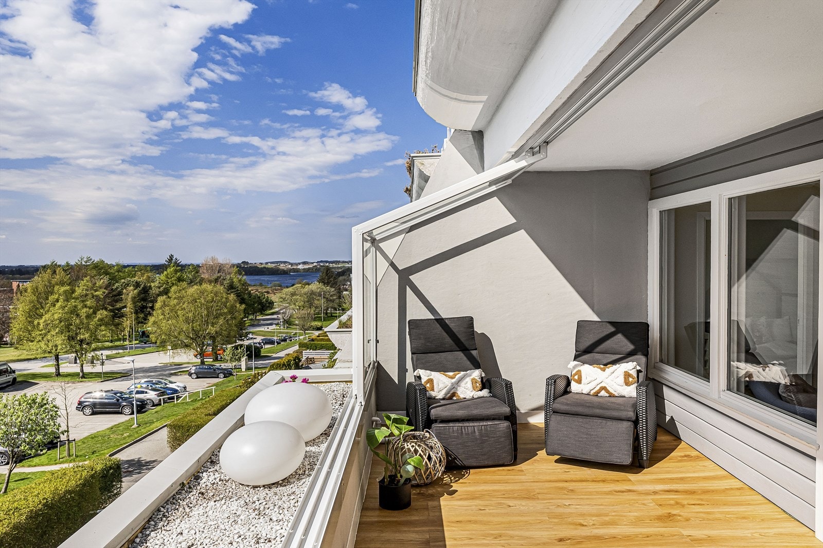 Fin utsikt mot Stokkavannet og havet i horisonten Galleribilde