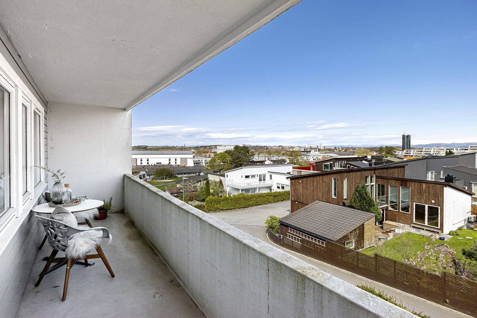 Koselig balkong mot øst. Her kan morgenkaffen nytes Galleribilde