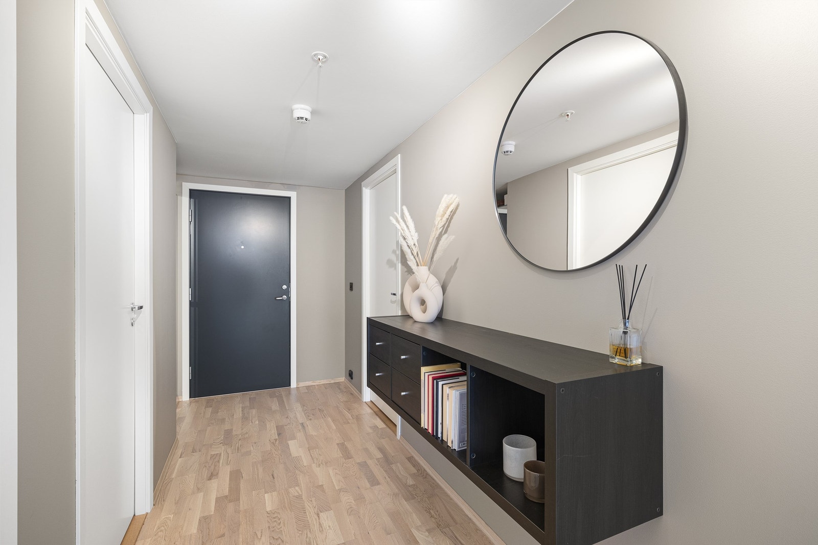 Entré/inngansparti. Her har en god plass til garderobe samt møblement. Galleribilde