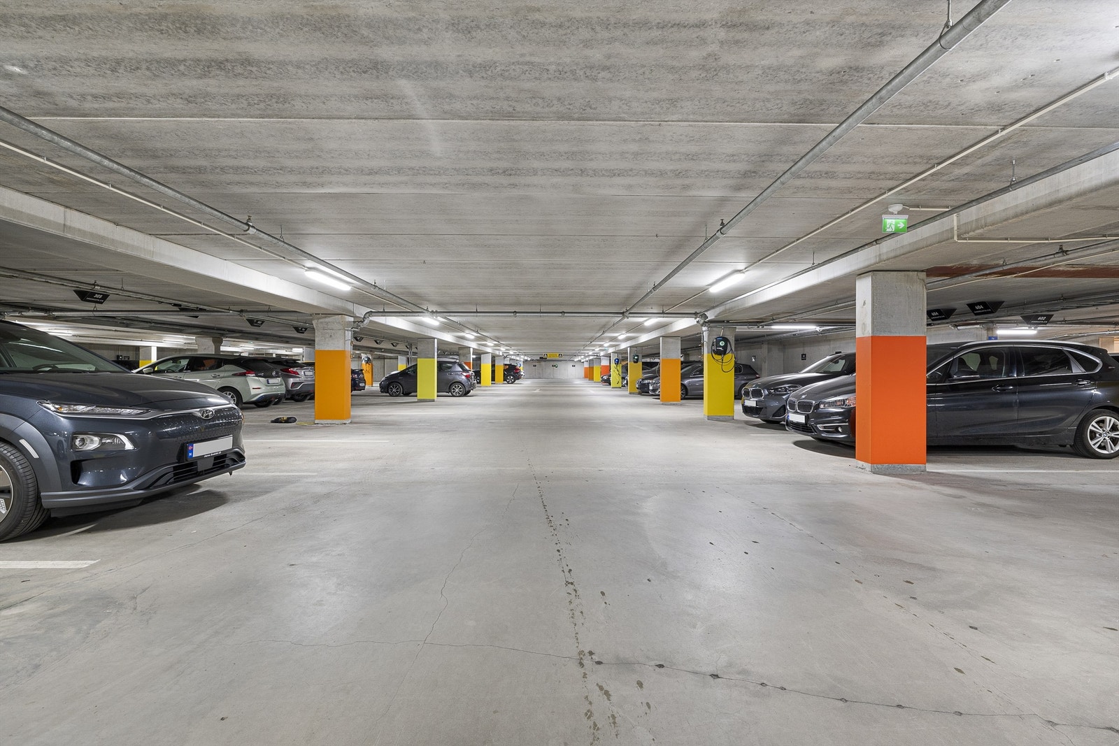 Lys og oversiktlig garasje med el-billader. Galleribilde