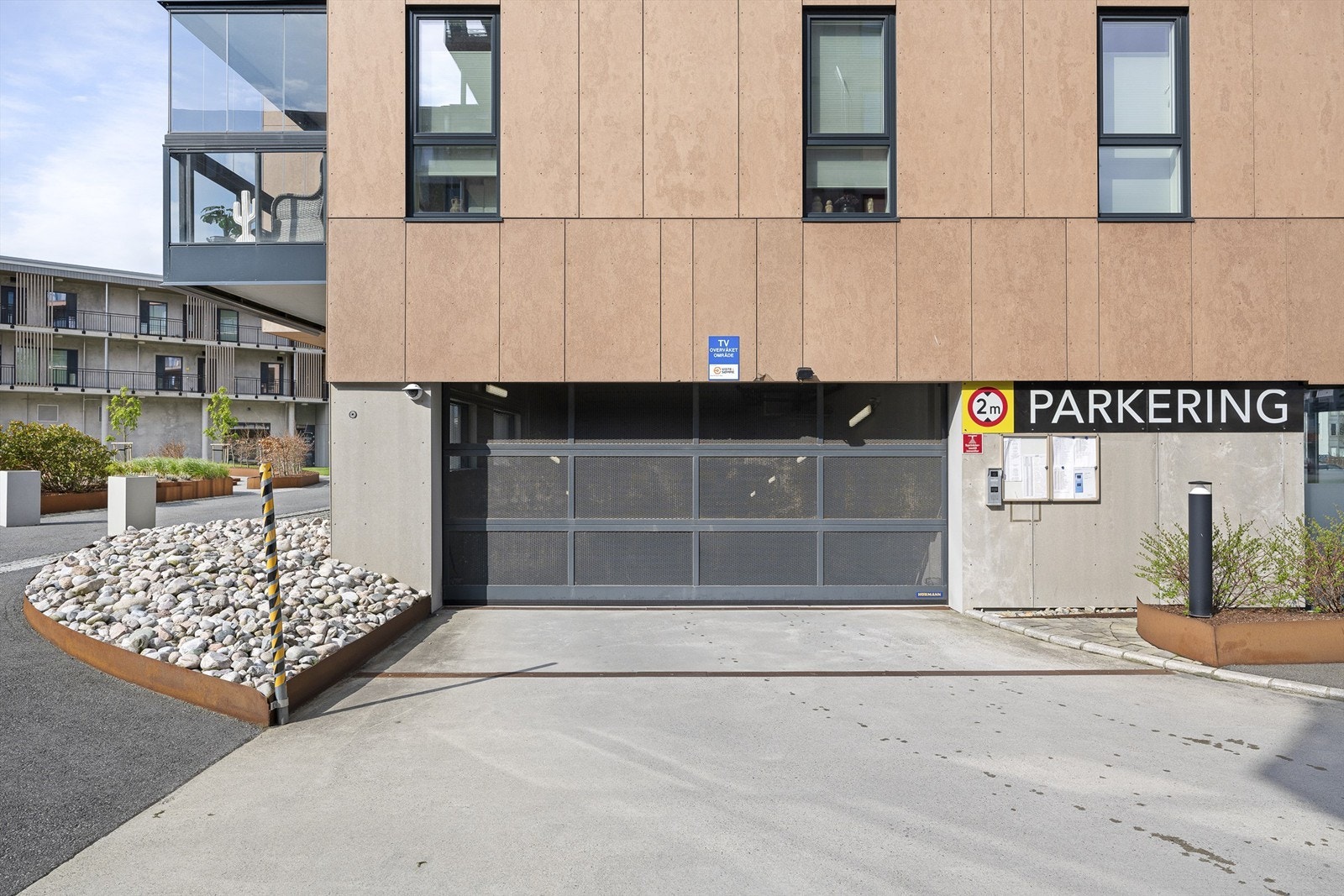 Innkjøring til felles garasje. Galleribilde