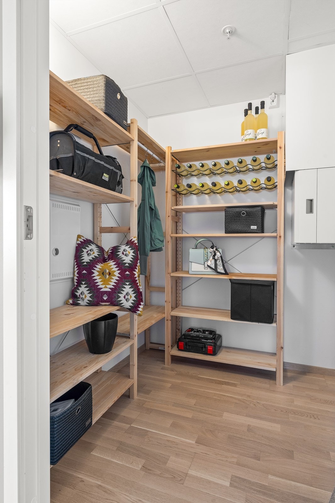 Leiligheten har en praktisk innvendig bod som sørger for rikelig med oppbevaringsplass. I tillegg disponerer leiligheten en kjellerbod. Her er lagringsplass ingen problem! Galleribilde