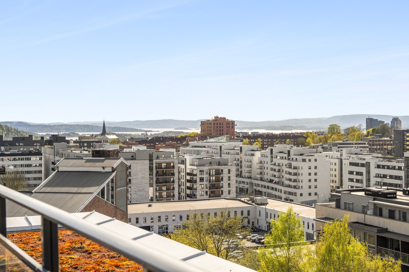 Fyrstikktorget ligger i umiddelbar nærhet der du finner Baker Hansen, Garnius, frisør, tannlege, legekontor etc. Galleribilde