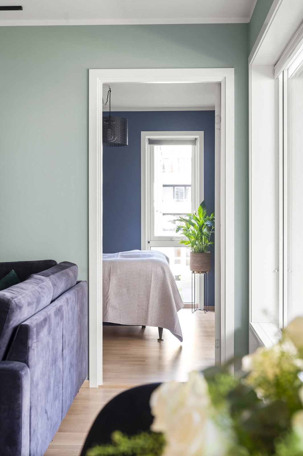 Boligen varmes opp via vannbåren varme tilknyttet radiatorer. Oppvarming og varmtvann er inkludert i felleskostnadene. Galleribilde