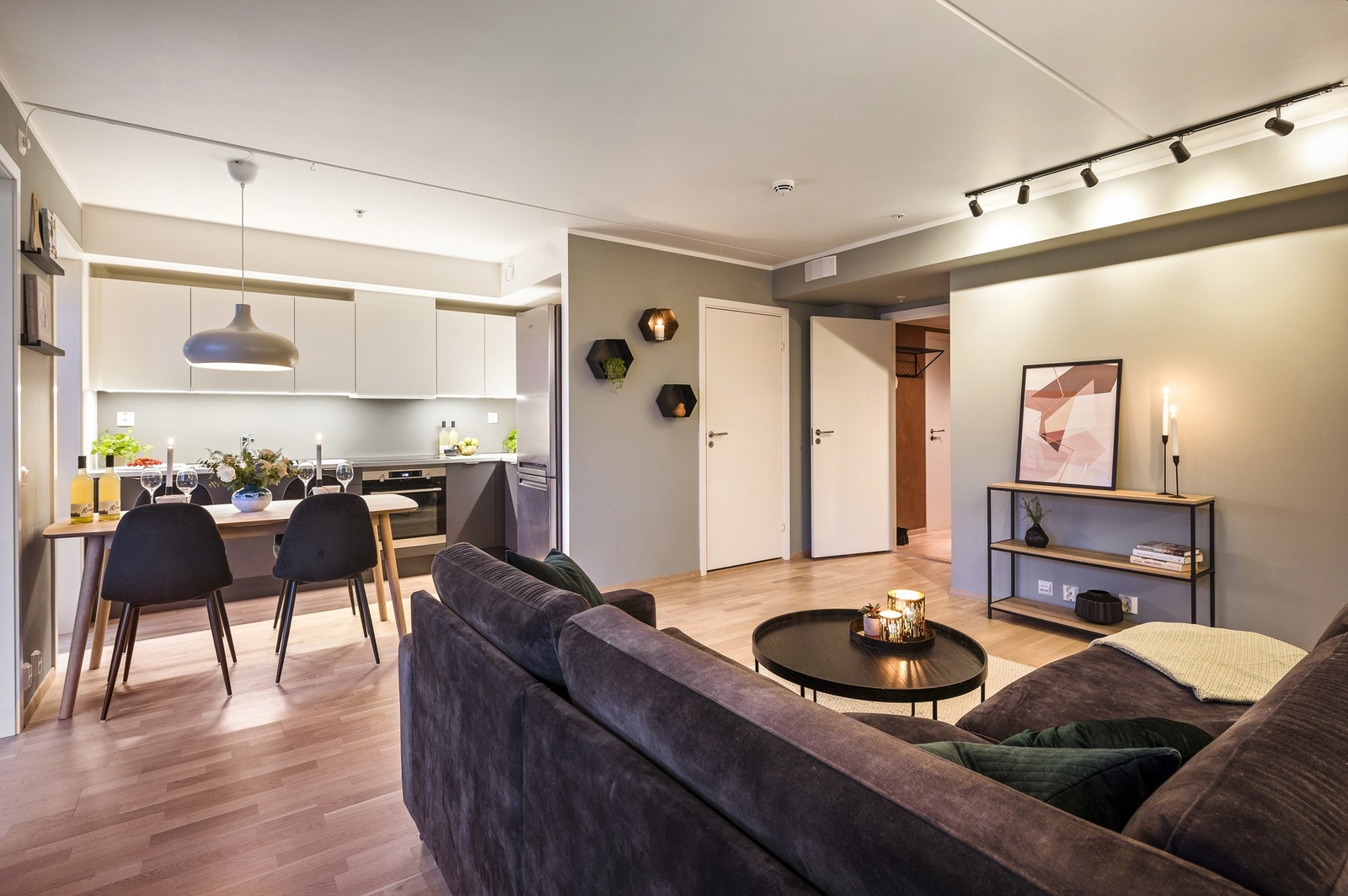 Her er det god plass til en sofagruppe med tilhørende stuebord og annet stuemøblement. I fin overgang til kjøkkenet er det også plass til en hyggelig spisestueløsning. Galleribilde